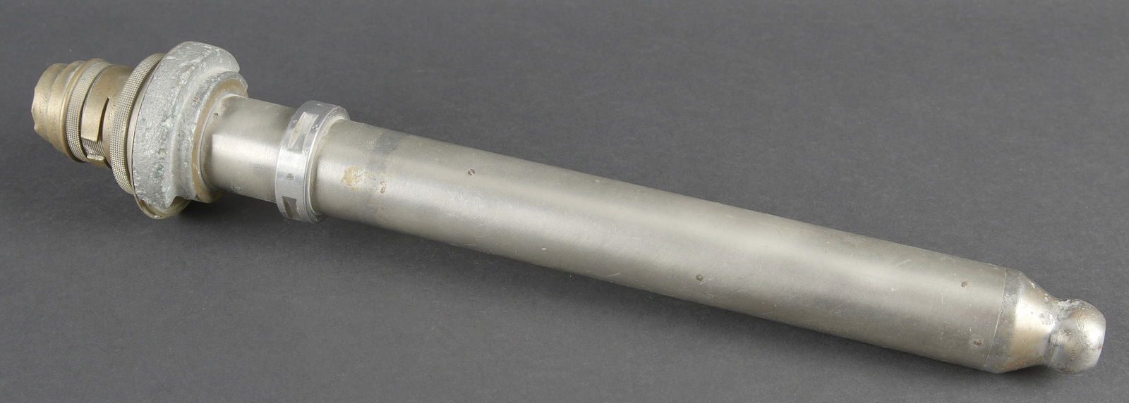 Optique de forteresse. Fortress optical instrument.: Optique de forteresse. En metal. Piece de fouille avec quelques manques, et quelques bosses. Sans marquages visibles. Optique cassee. A noter une certaine usure et patine de la piece. Etat II+. Ces