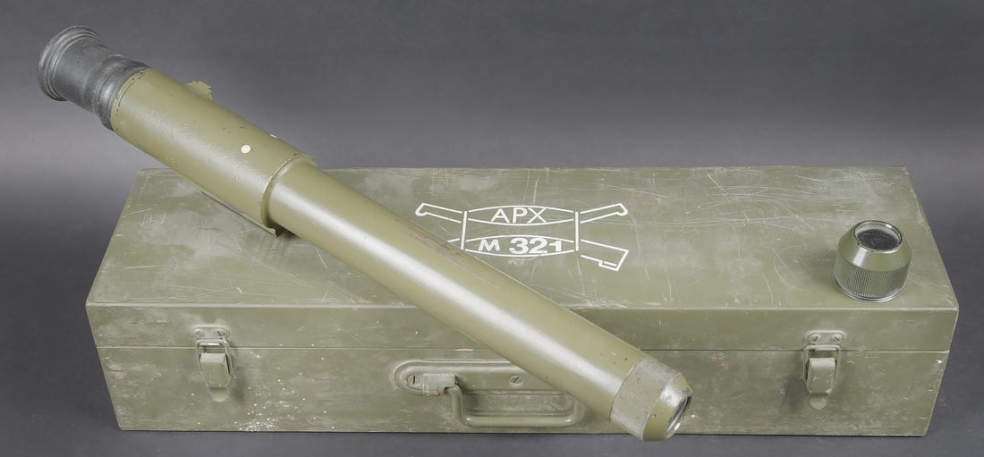 Lunette APX M321. APX M321 sight.: Lunette APX M321. Belle caisse en bois. Couvercle marquee APX M321. Peinture kaki a 90%. Les crochets de fermetures sont fonctionnels. La poignee de transport est presente. Les cales sont completes