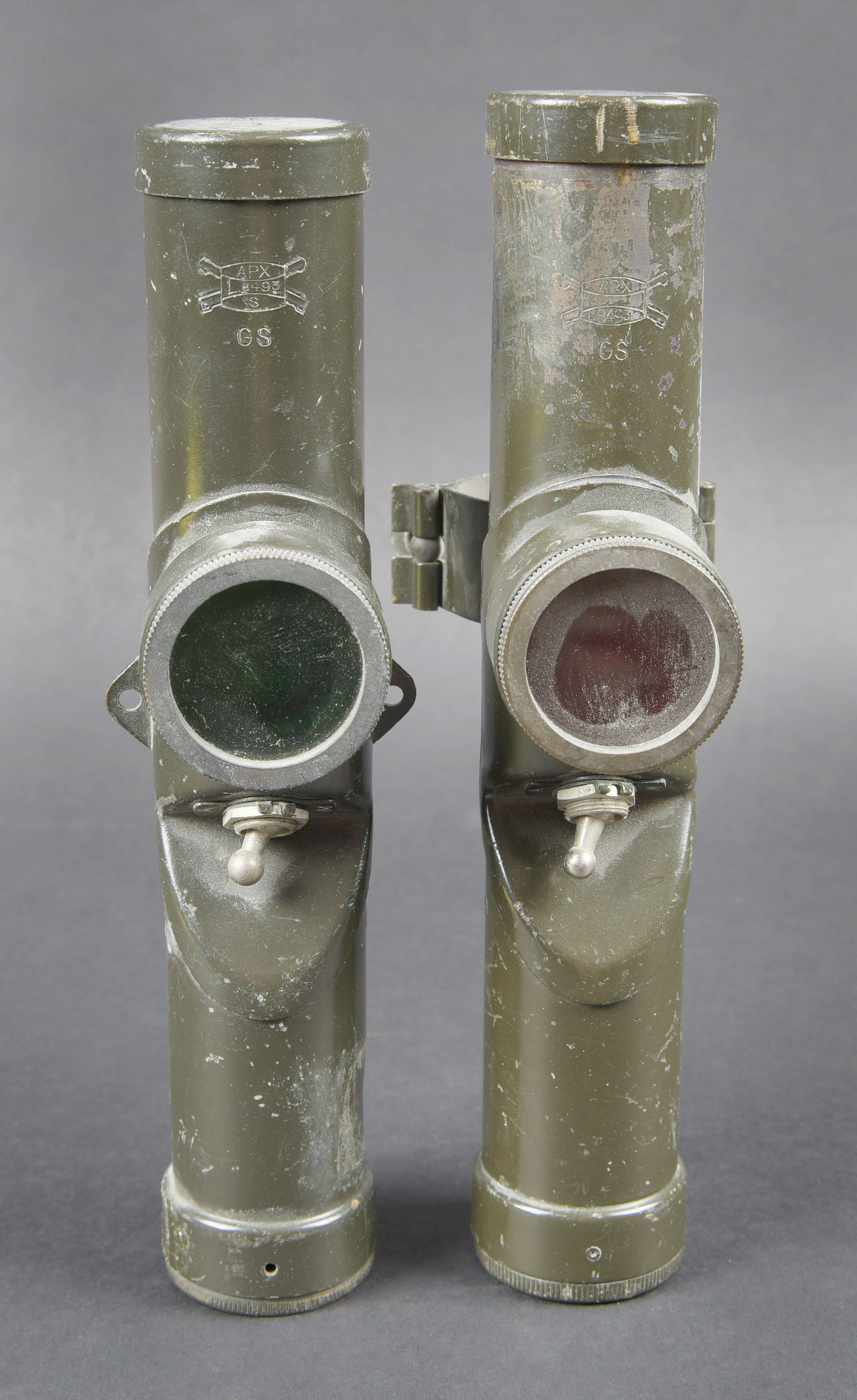 Lampes de signalisation francaise. French signal lamps.: Lampes de signalisation francaise. Modeles apres-guerre. Une lampe est en metal, peinture kaki a 70%. Attache complete. Toutes les pieces mobiles sont fonctionnelles. Filtre route complet. Les piles