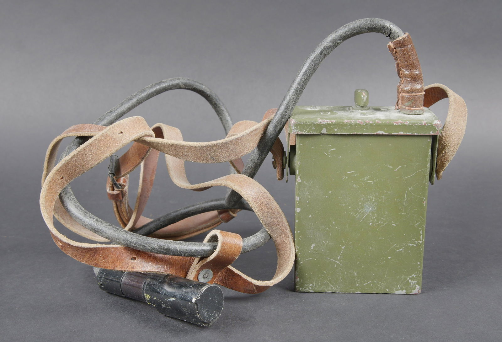 Systeme d illumination de reticule. Reticle illumination system.: Systeme d illumination de reticule. Boitier en metal, peinture kaki a 70%. Toutes les sangles en cuir sont presentes. Marquage representant une tour. Cable complet. Lampe complete. Toutes les pieces m