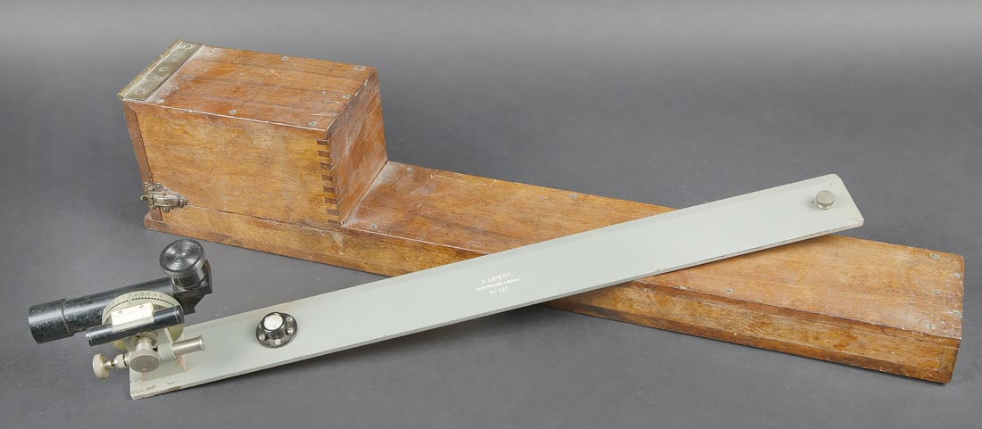 Alidade de visee artillerie. Artillery aiming alidade. (1 of 10)