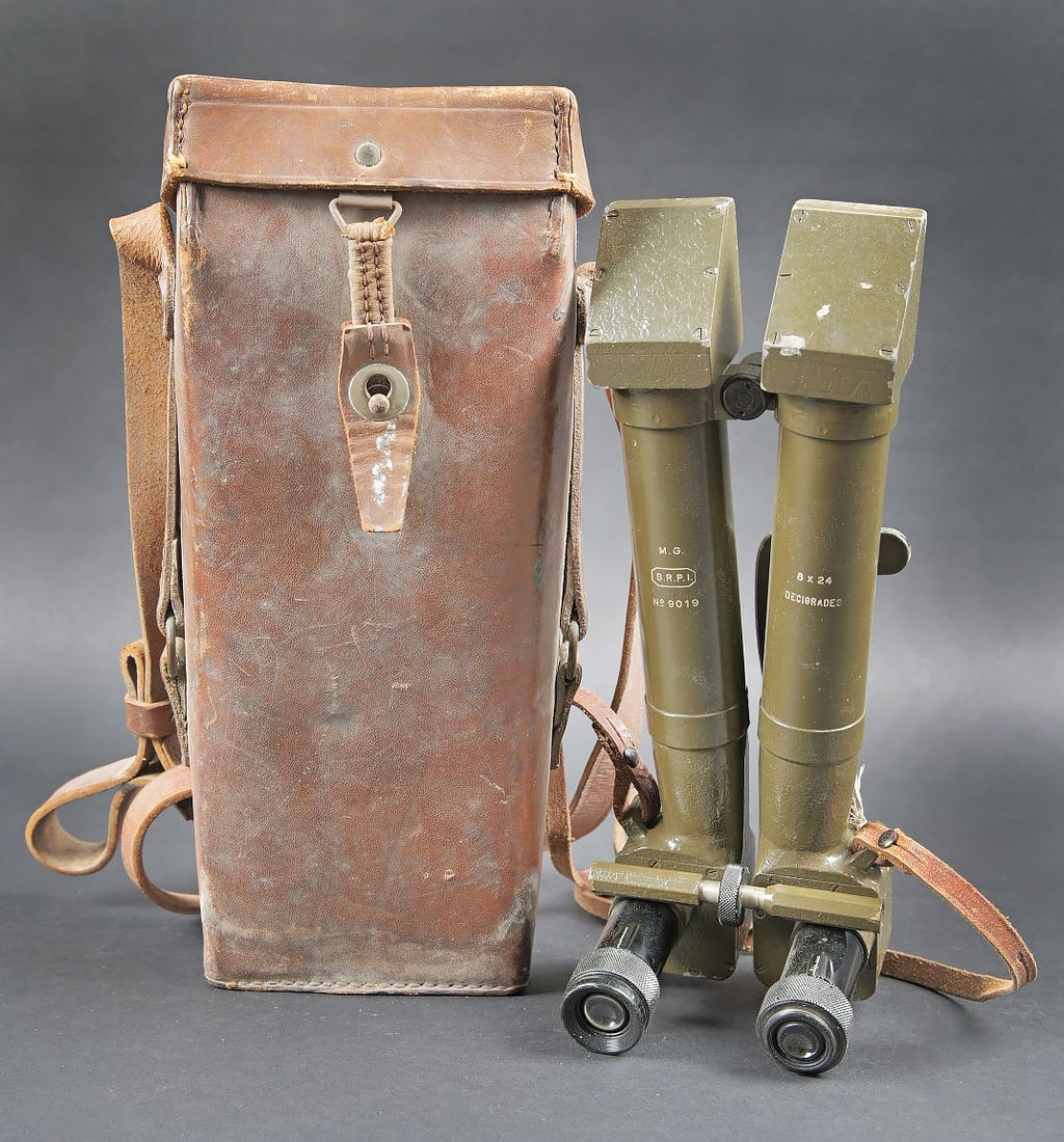 Binoculaire de tranchee. Trench binoculars.: Binoculaire de tranchee. Housse en epais cuir marron. La sangle de transport est presente, ainsi que la sangle de fermeture. Petit binoculaire a main en metal. Peinture kaki a 70%. Marquages MG SRPI 9