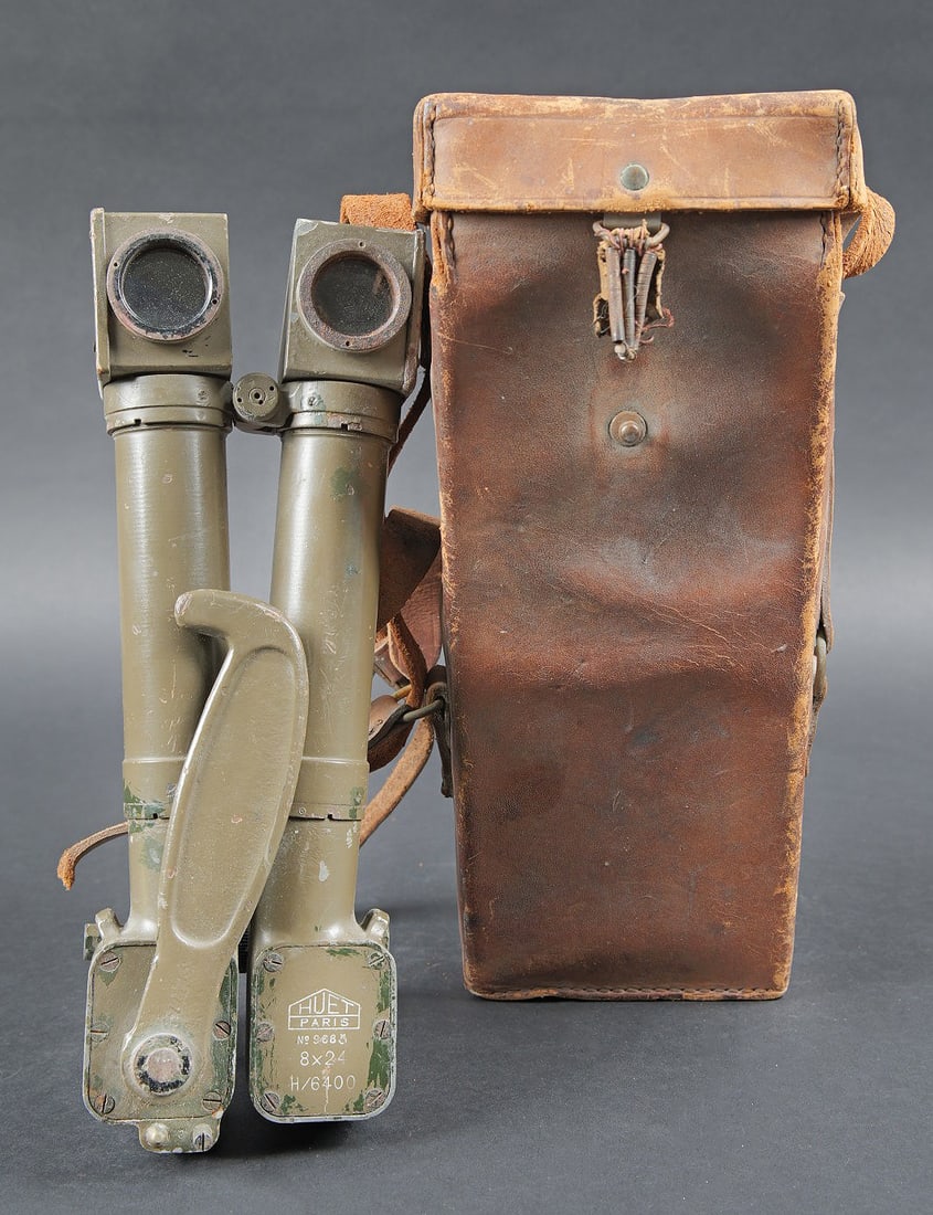 Binoculaire Huet. Huet binoculars.: Binoculaire Huet. Belle housse en cuir marron. La sangle de transport est presente, mais cassee et incomplete. La sangle de fermeture est manquante et cassee. Binoculaire en metal. Peinture kaki a 70%