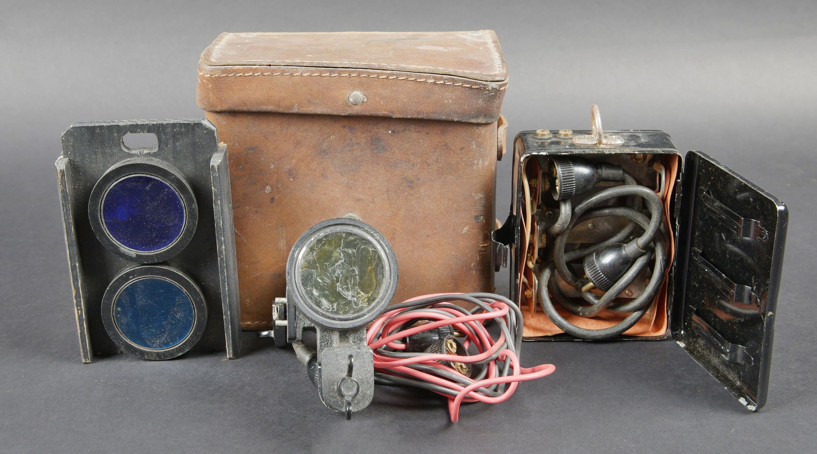 Lampe de signalisation. Signal Lamps.: Lampe de signalisation. Housse en epais cuir marron. Le systeme de fermeture est absent. La sangle de transport est absente. Les racks interne sont presents. Sans marquages visibles. Contenant une boi