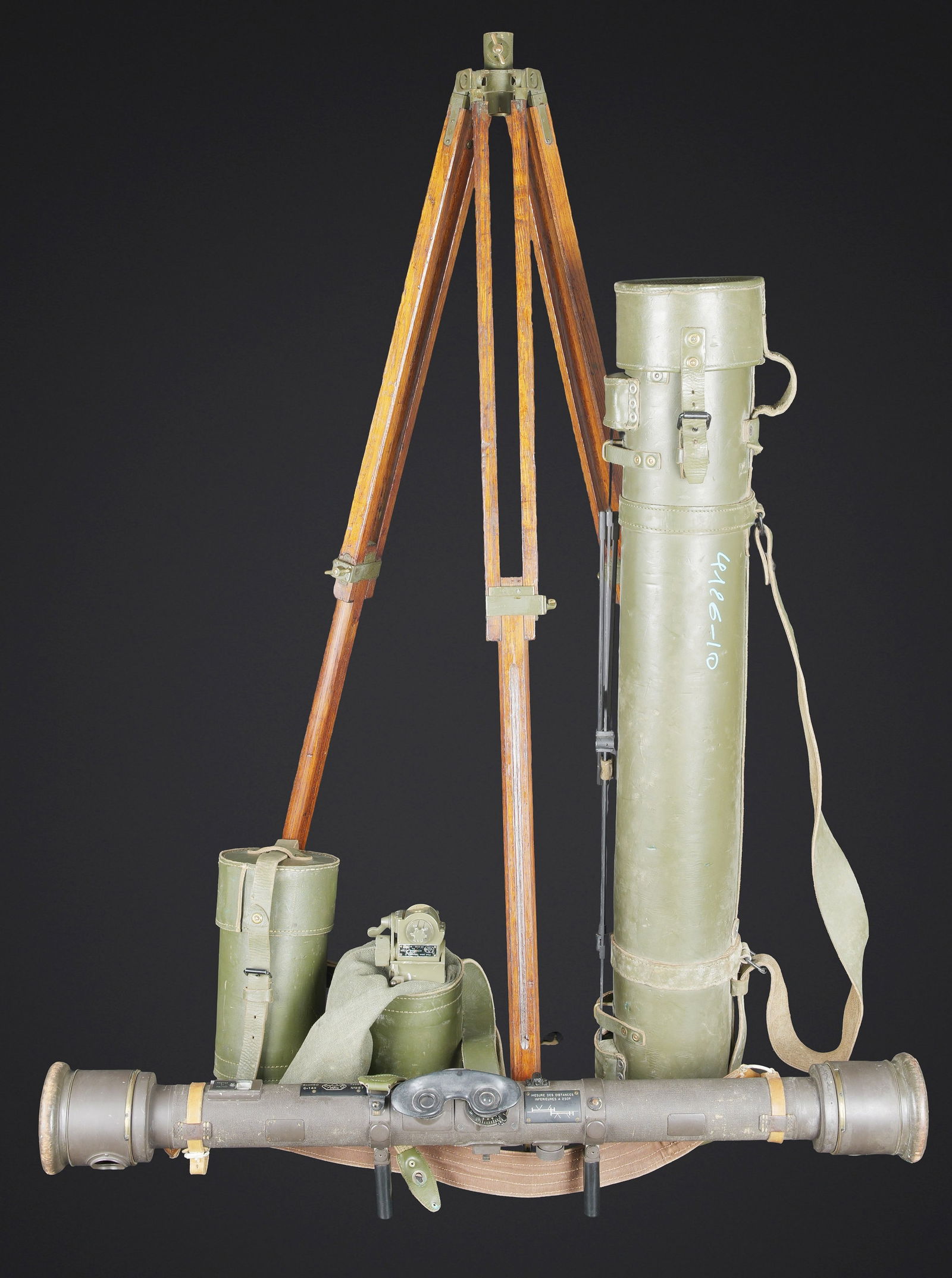 Telemetre francais sur trepied. French rangefinder on tripod.: Telemetre francais sur trepied. Housse en epaisse carton kaki et cuir marron. Nombreux marquages de stock des domaines francais. Tige en metal marquee 887. Le pinceau de nettoyage et quelques