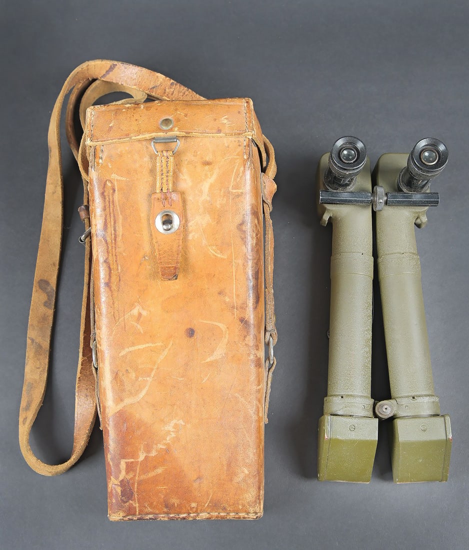 Binoculaire Huet. Huet binoculars.: Binoculaire de tranchee Huet. Housse en epais cuir marron. La sangle de transport est complete. La sangle de fermeture est complete et fonctionnelle. Les cales internes sont presentes. Sans marquages