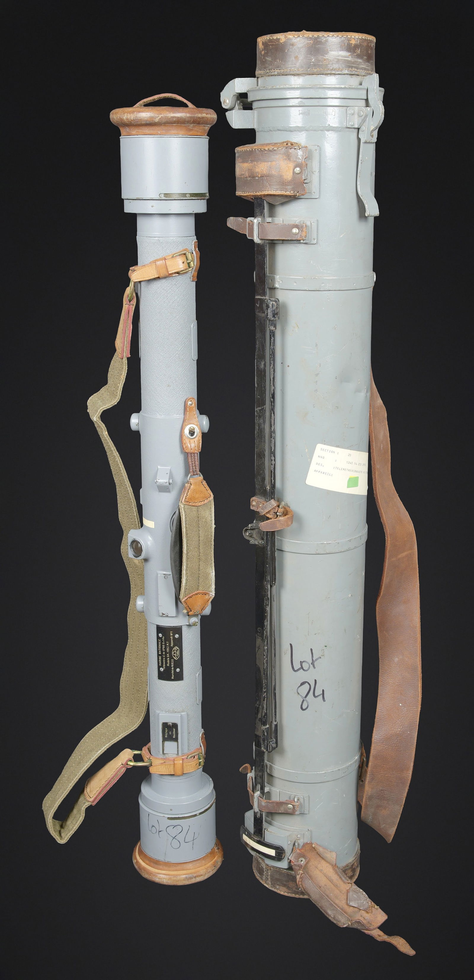 Telemetre francais. French Rangefinder.: Telemetre francais. Container etanche en metal presentant de nombreuses bosses. Belle couleur gris bateau a 70%. Reste d etiquette de stock des Domaines francais. Sangle de transport en cuir marron.