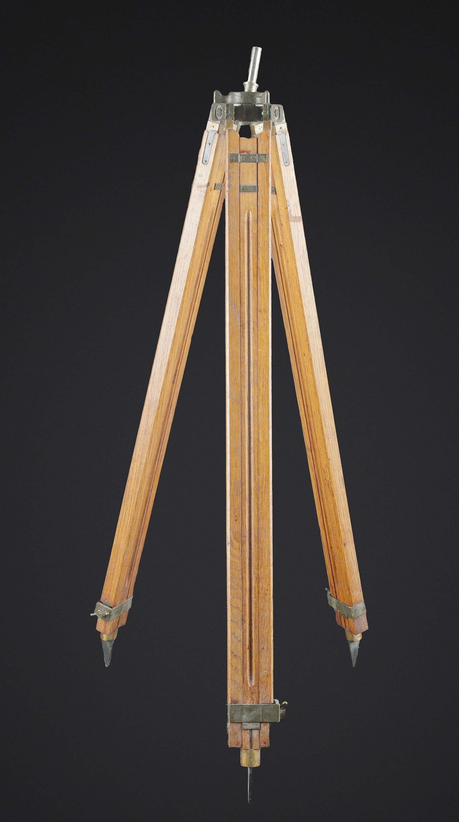 Trepied d optique. Optical tripod.: Trepied d optique. En bois et metal. Les pieds sont telescopiques. Trois points d ancrage au sol, et en metal. Marquages MG Numero illisible. Support de fixation de l optique present. A noter une