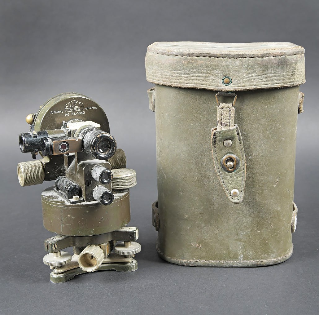 Lunette d artillerie HUET. Huet artlliery sight.: Lunette d artillerie HUET. Boite en cuir verte. La sangle de transport est absente. La sangle de fermeture est complete. Toutes les cales en bois sont presentes et recouverte d une mousse noire. Les p