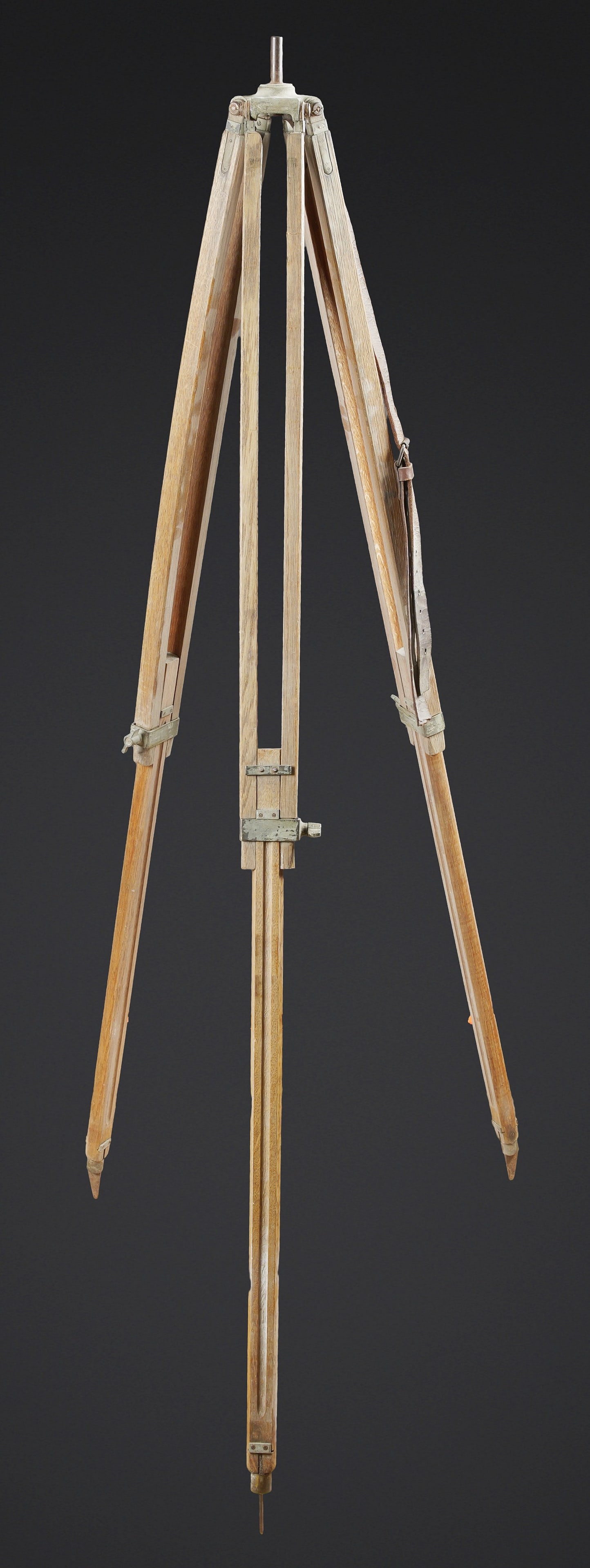 Trepied d optique 10 x 50. Optical Tripod for 10 X 50.: Trepied d optique 10 x 50. En bois et metal. Le support de fixation de l optique est present. Pied telescopique. Trois points d ancrage au sol, en metal. La sangle en cuir est incomplete. Sans