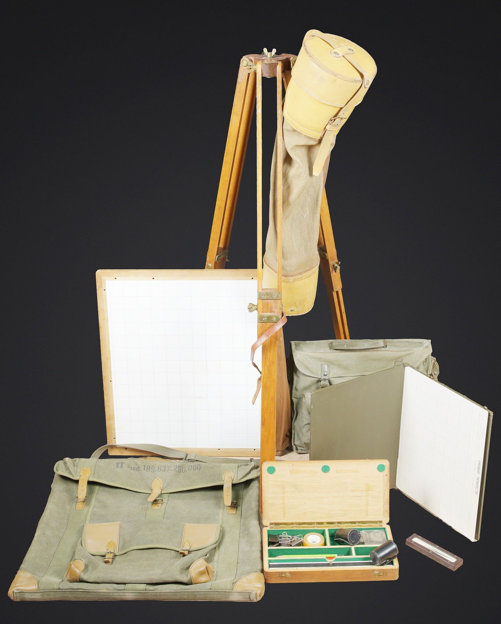 Equipement du genie. Engineer equipment.: Equipement du genie. Comprenant Une housse en toile kaki et cuir fauve. La sangle de transport est presente. Trepied en bois et laiton. Trois pointes de fixation au sol. Sans marquages visibles.
