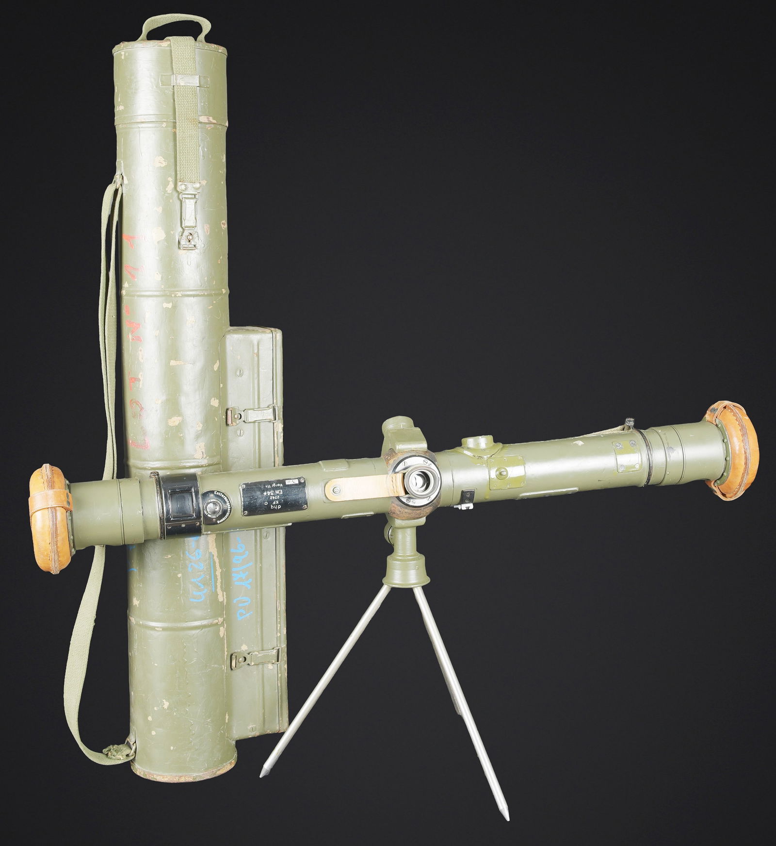 Telemetre WH reconditionne par l armee francaise. WH rangefinder reconditioned by the French Army.: Telemetre allemand reconditionne par l armee francaise. Container en metal. Peinture kaki a 70%. Toutes les sangles sont presentes. Reste de marquages de stockage des Domaines francais. Telemetre en