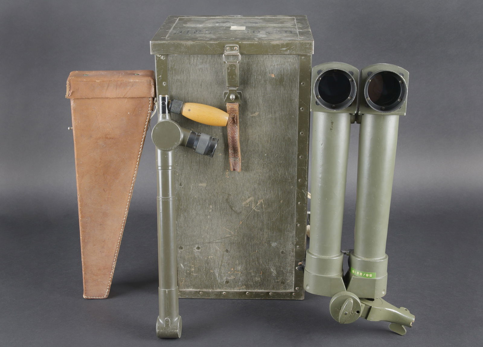 Binoculaire 10 x 50. 10 x 50 binoculars.: Binoculaire 10 x 50. Comprenant une belle caisse en bois et metal. Les crochets de fermeture sont fonctionnels. Bretelle de transport presente. Le renfort dorsal en mousse et fortement abime. Peinture