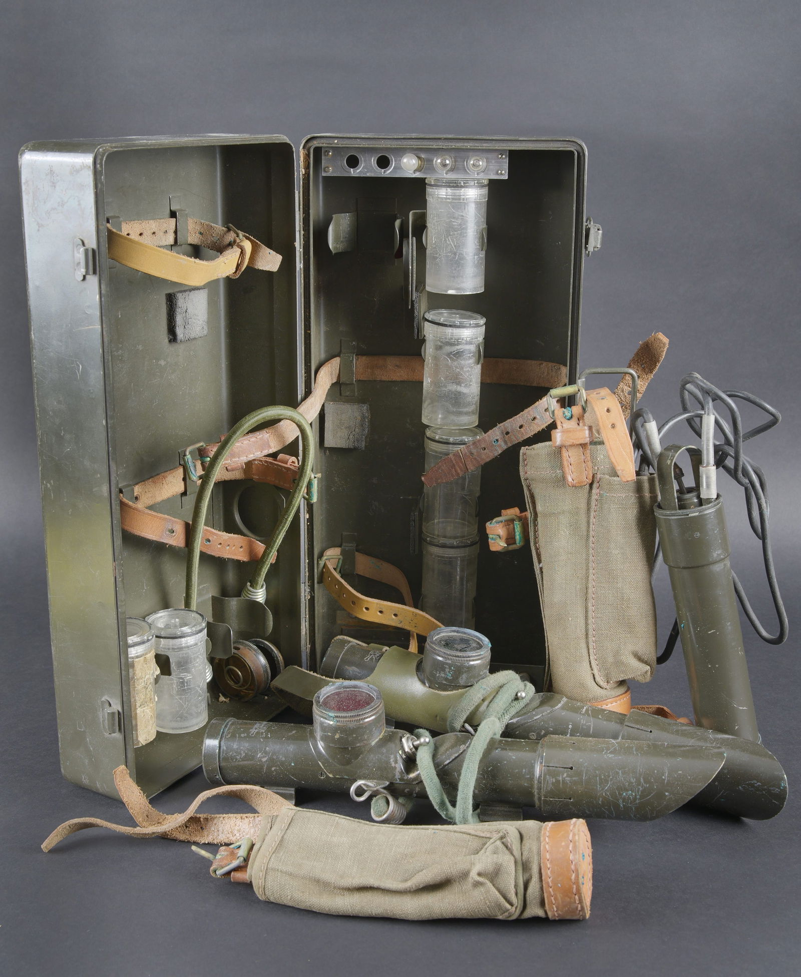 Systeme d eclairage APX. APX lighting system.: Systeme d eclairage APX. Boite en metal, marquee APX L937. Marquages au feutre sur le couvercle APX visee nocturne. Poignee de transport complete. Les crochets de fermeture sont fonctionnels. Peinture