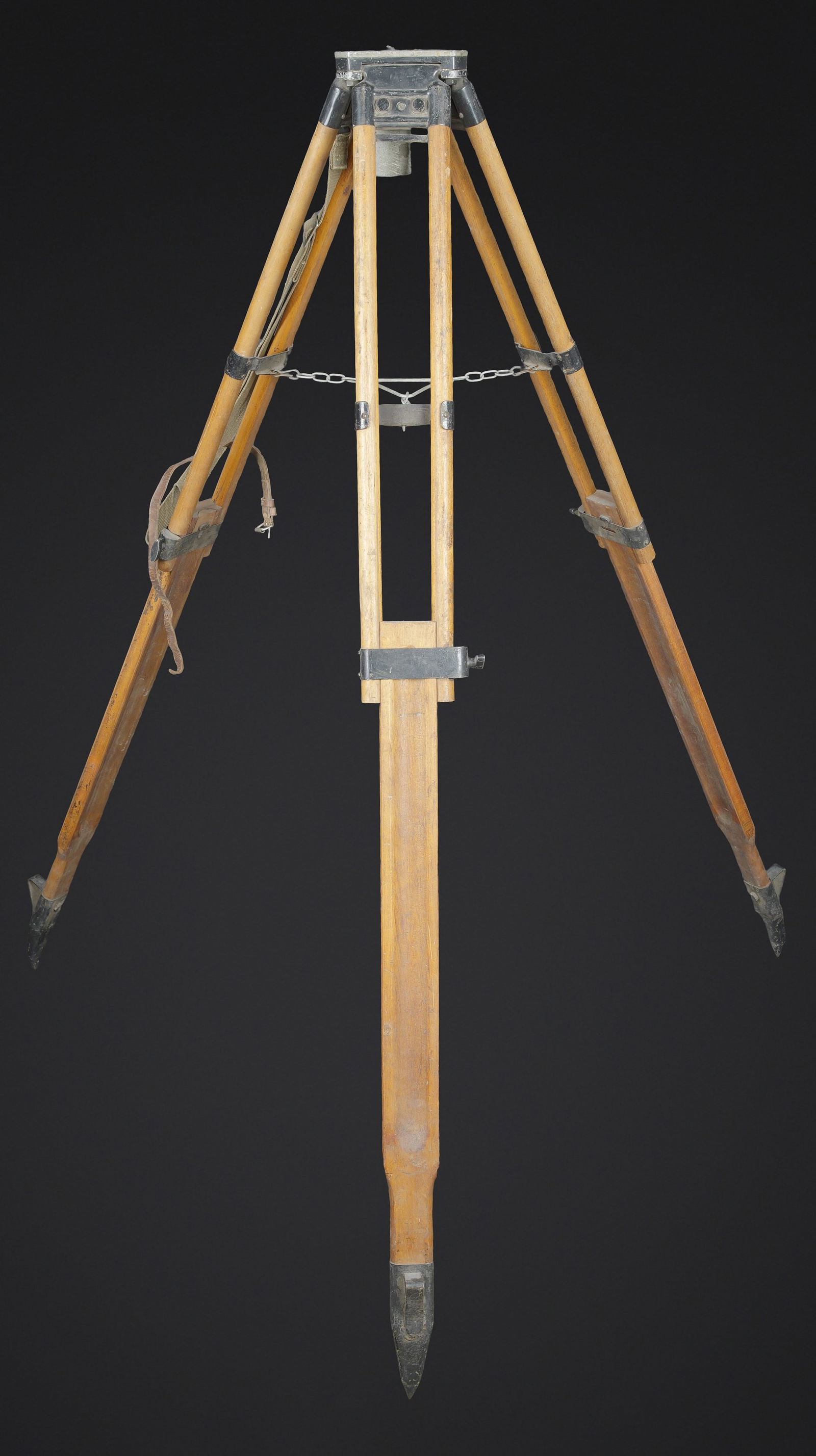 Trepied d optique. Optical tripod.: Trepied d optique. En bois. Trois points d ancrage au sol. Les pieds sont reglables. Sangle en cuir presente, permettant de maintenir les pieds en position fermee. La sangle de transport en cuir est e