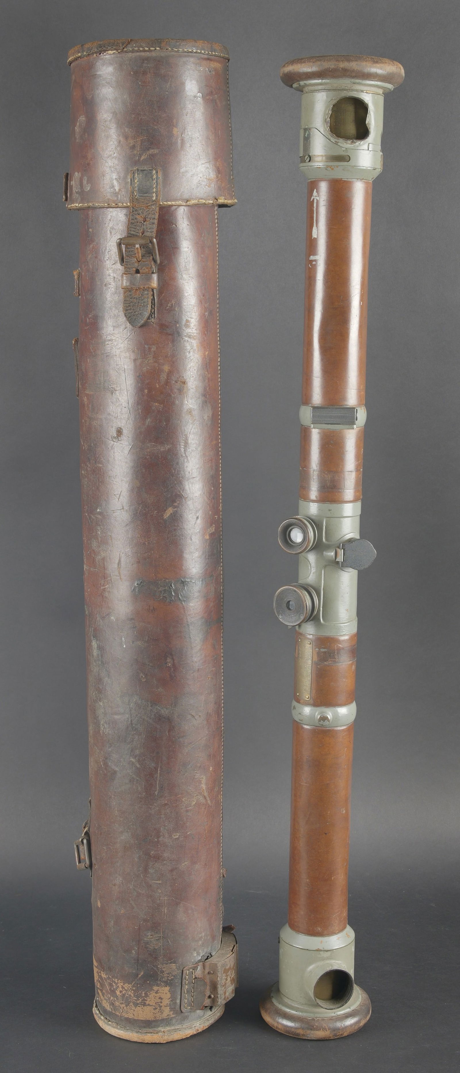 Telemetre francais. French Rangefinder.: Telemetre francais. Container en epais cuir marron. Quelques manques visibles. Sangle de transport absentes. Nombreuses marques d usures et sangles manquantes. Telemetre en metal. Bonnette en cuir