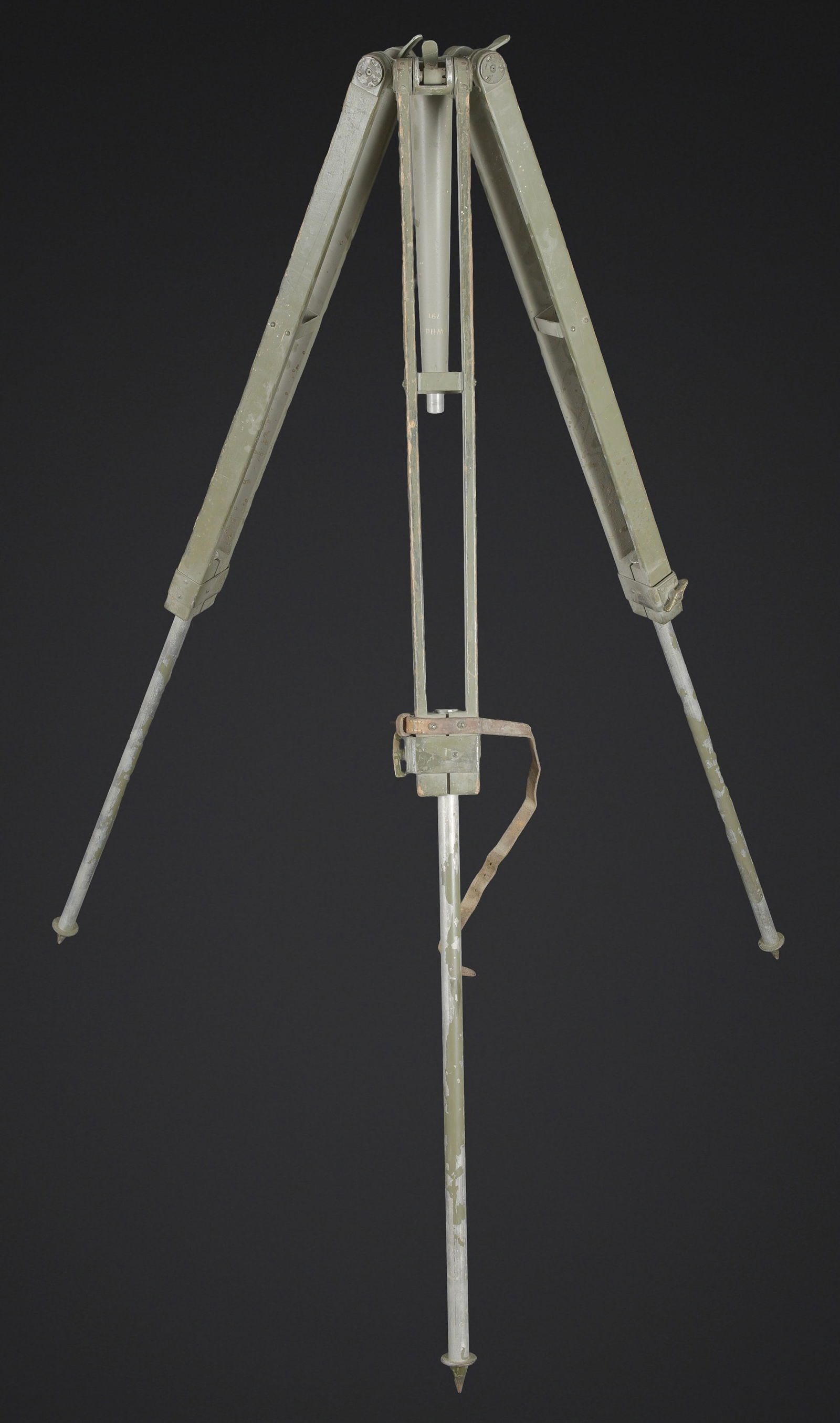 Trepied d optique. Optical tripod.: Trepied d optique. En metal et bois. Peinture kaki a 80%. Pieds telescopique. Une sangle en cuir marron permet de maintenir les trois pieds serres. Toutes les pieces mobiles sont fonctionnelles. Sans