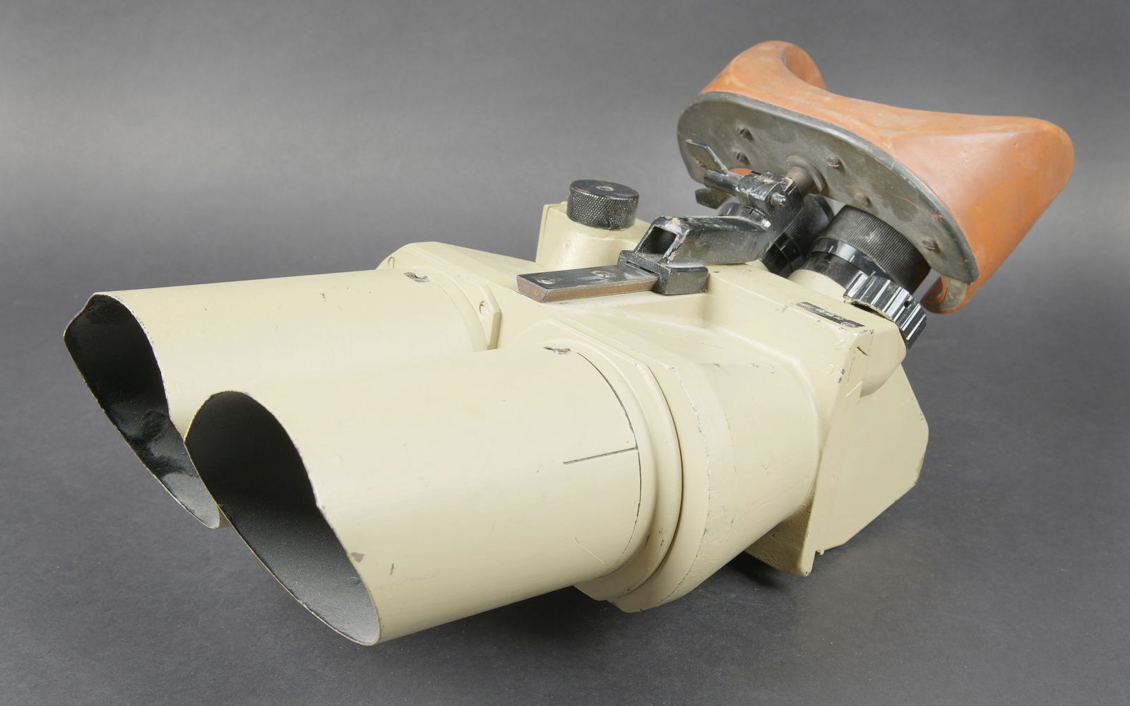 Lunette 12 x 60 reconditionnee armee francaise. French Army reconditioned 12 × 60 telescope.: Lunette 12 x 60, reconditionnee par l armee francaise. En metal. Couleur jaune sable a 90% posterieure. Les pare soleil sont present. Fabrication DF 10 x 80 BEH , numero 48425. Toutes les pieces