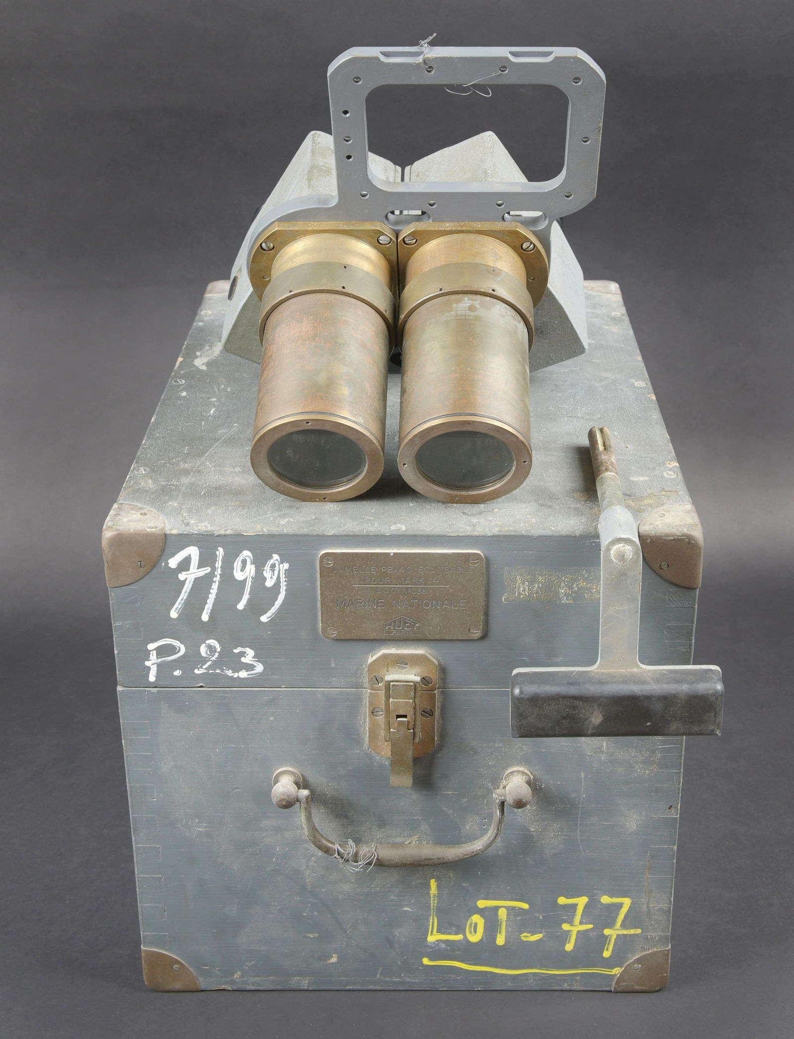 Jumelle 8 x 40 Eclipsable Marine Nationale. French Navy 8 × 40 blackout binoculars.: Jumelle 8 x 40 Eclipsable Marine Nationale. Belle caisse en bois avec renforts metalliques. La poignee de transport en metal est presente. Fermoir fonctionnel. Plaquette en laiton marquee Jumelle P 8x