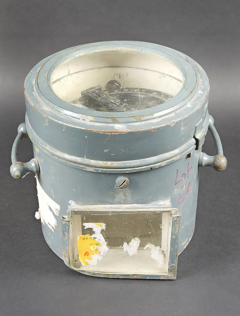 Compas de navigation francais 1932. French navigation compass, 1932.: Compas de navigation francais 1932. Compas en metal, le liquide est complet. Trois bulles d air sont visibles. Marquages Cuvette de compas d embarcation Modele 1932. Boitier en metal, fortement deform