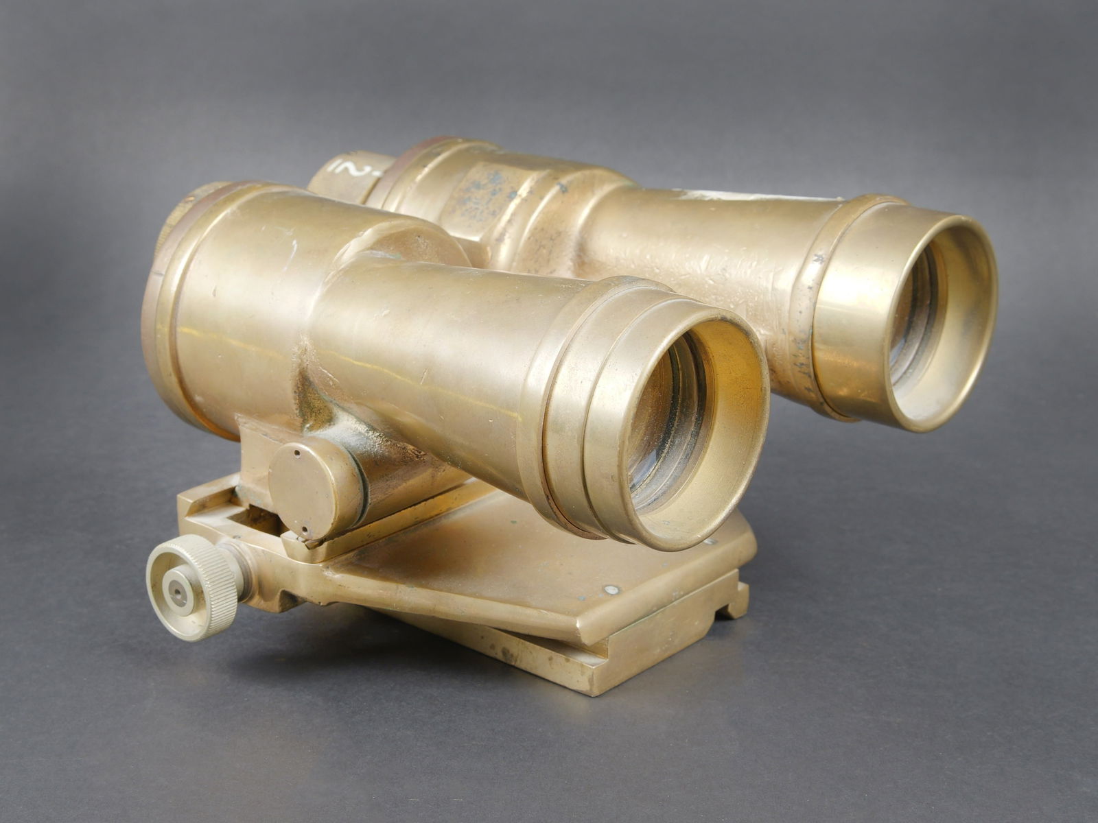 Binoculaire 8 x 50 M1937 Huet Paris. Huet Paris 8 × 50 M1937 binoculars.: Binoculaire 8 x 50 M1937 Huet Paris. En laiton. Toutes les pieces mobiles sont fonctionnelles. Fabrication Huet Paris 20877 S-8x50 SGO 1937. Optiques claires. Quelques traces d oxydation visibles.