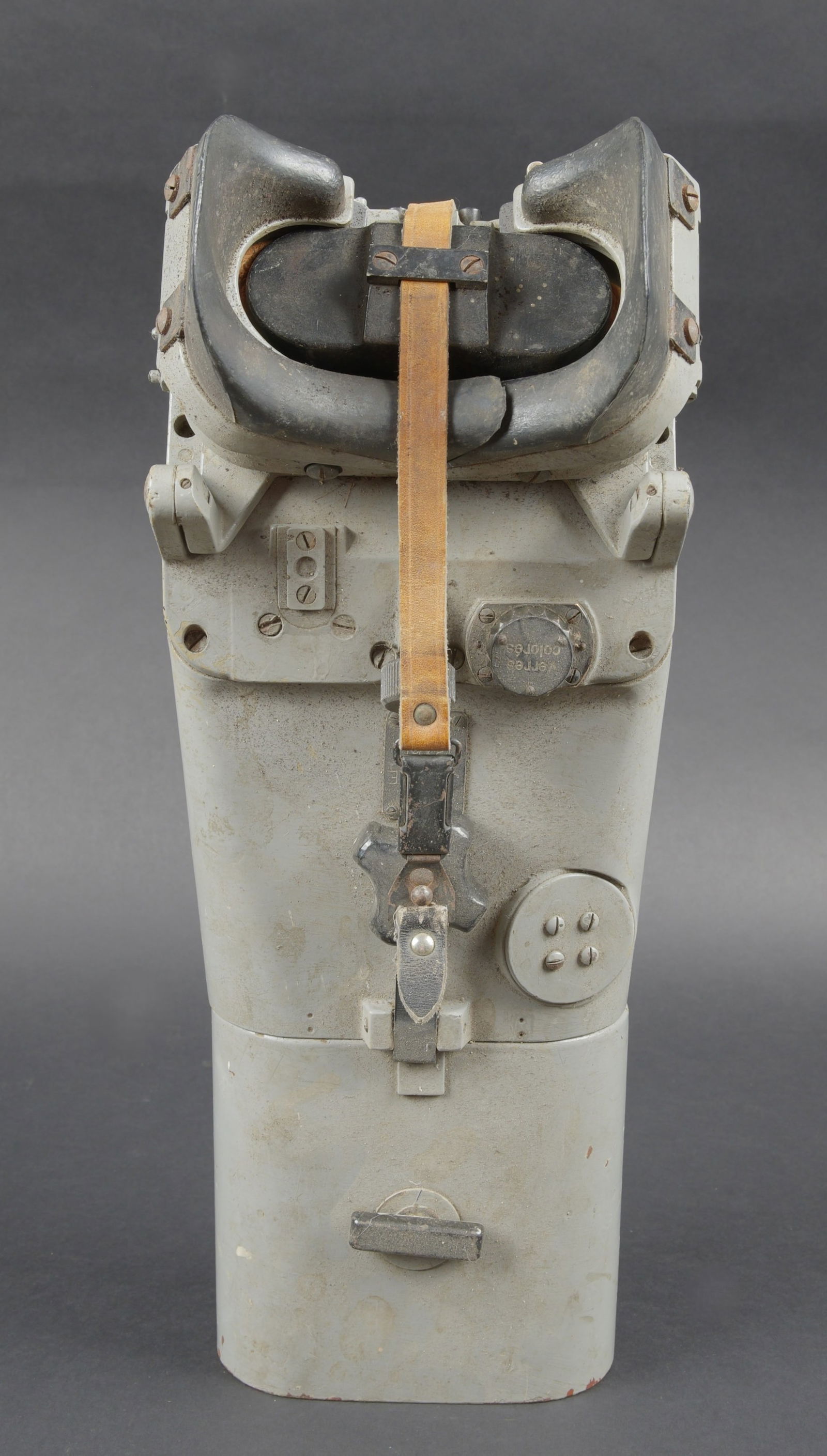 Jumelles 12 x 60. 12 × 60 binoculars.: Jumelles 12 x 60. En metal. Belle peinture gris bateau a 70%. Le pare soleil est present. Toutes les pieces mobiles sont presentes. Plaquettes francaises. Protege front en caoutchouc noir. Protege