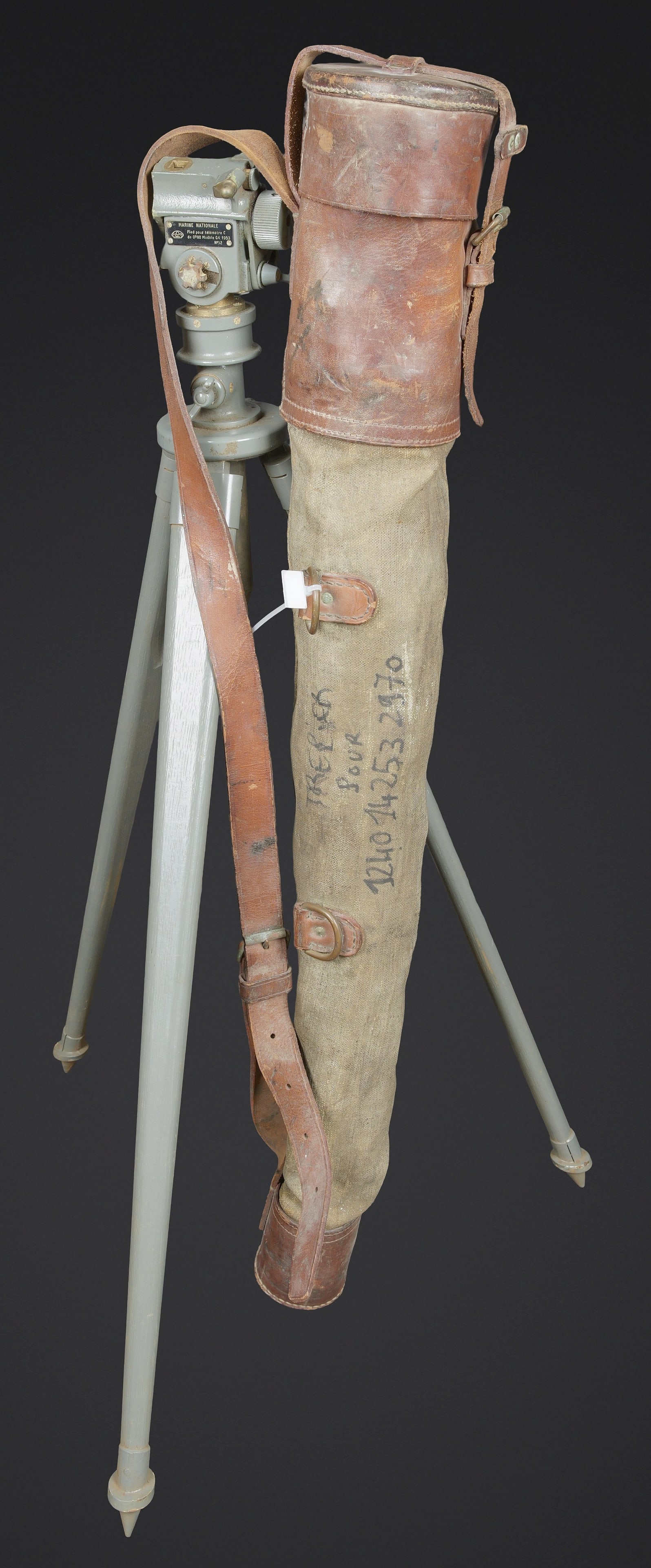Trepied de telemetre de la Marine Nationale. French Navy rangefinder tripod.: Trepied de telemetre de la Marine Nationale Francaise. En bois et metal, peinture grise a 80%. Toutes les pieces mobiles sont fonctionnelles. Plaque marquee Marine Nationale Pied pour Telemetre Mdl