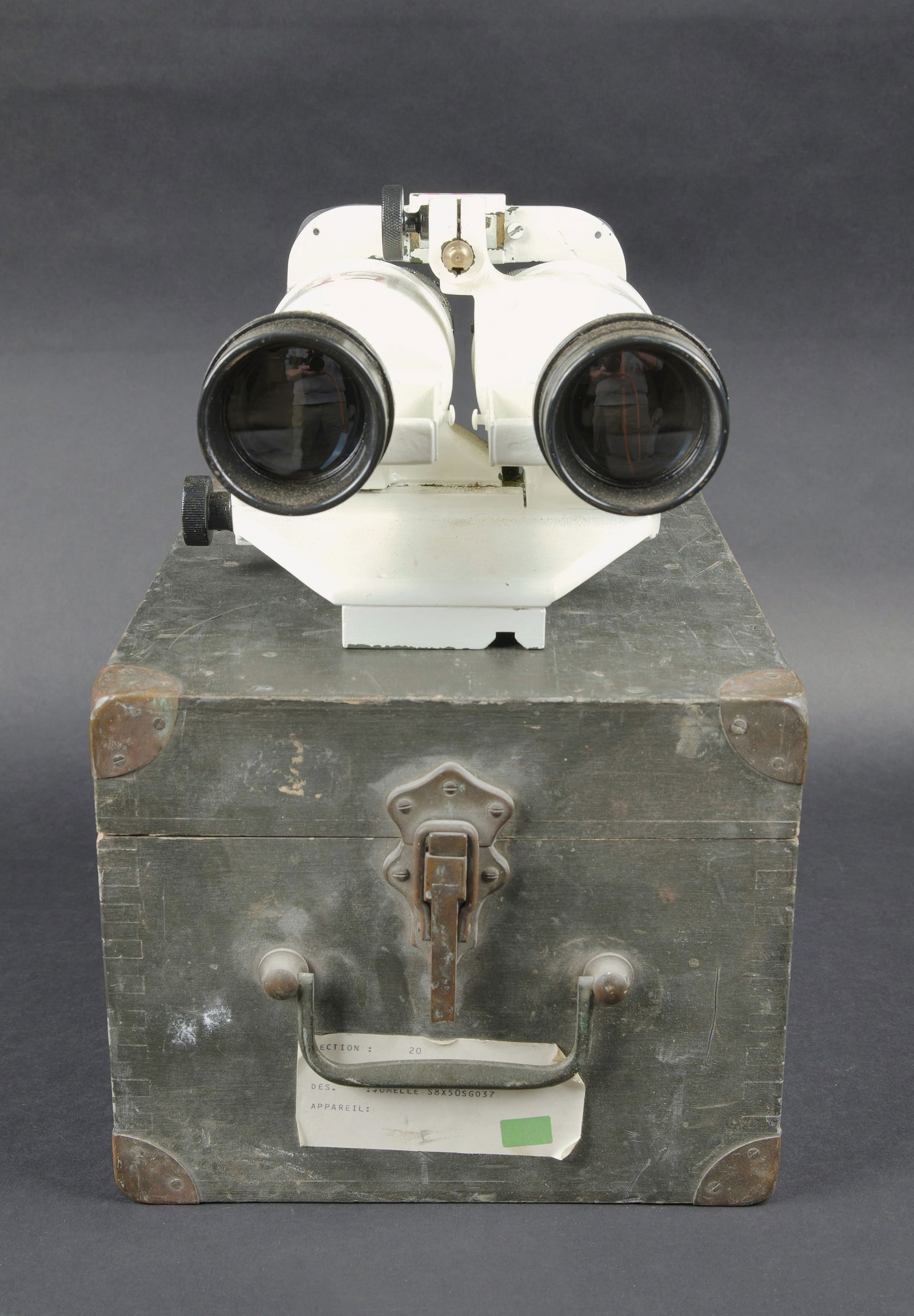 Binoculaire de la Marine Francaise. French Navy binoculars.: Binoculaire de la Marine Nationale Francaise. Boite en bois avec renfort en metal. Le crochet de fermeture est complet. La poignee de transport est presente. Peinture a 70%. Sans marquages visibles.