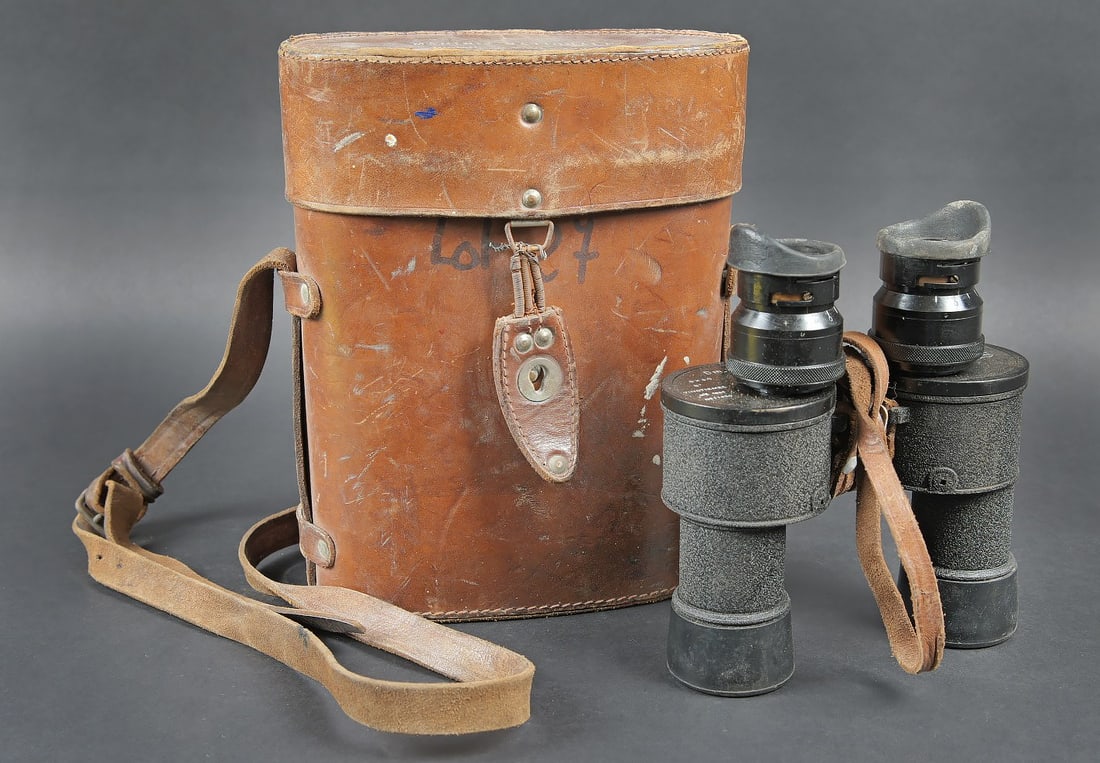 Jumelles 8 x 30 de la Marine Nationale. French Navy 8 × 30 binoculars.: Jumelles 8 x 30 de la Marine Nationale. Belle housse en epais cuir marron. La sangle de transport est presente. La fermeture est complete, mais le ressort est distendu. Marquage au feutre noir Lot 27