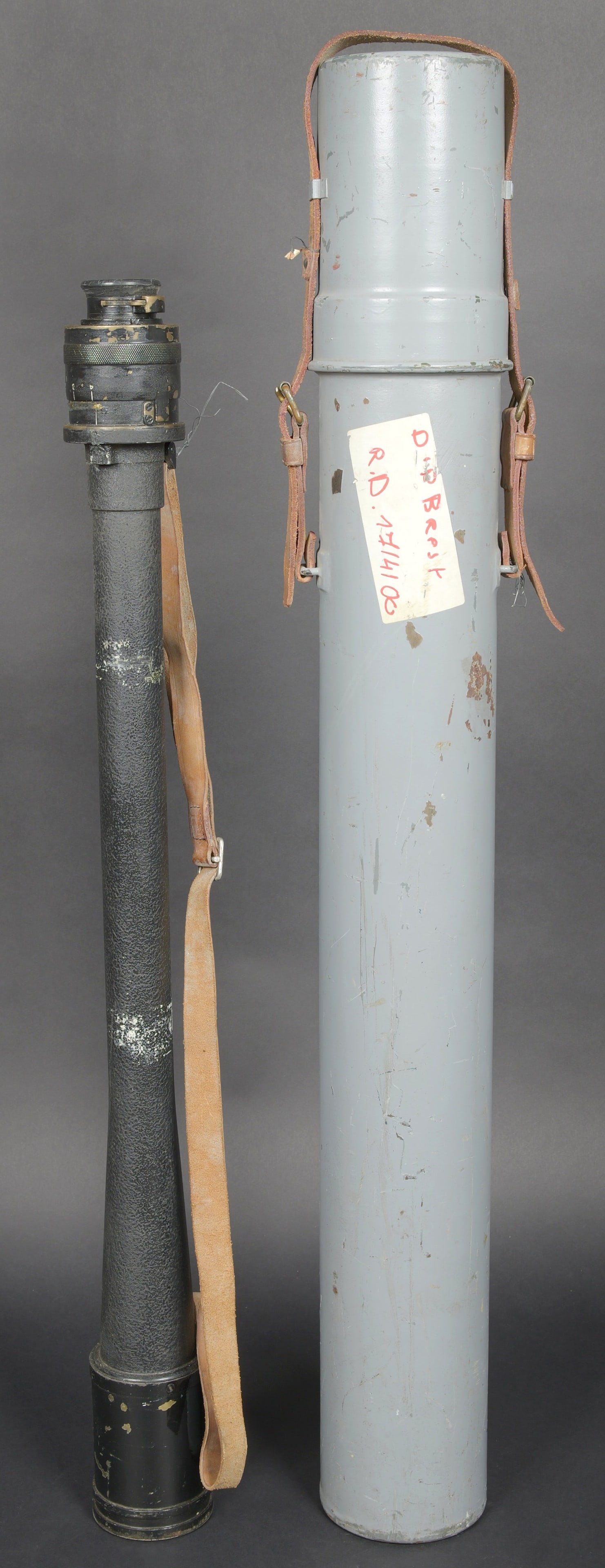 Longue vue Semaphore de la Marine Nationale. French Navy semaphore spotting scope.: Longue vue Semaphore de la Marine Nationale francaise. Beau tube en metal. Peinture gris bateau a 70%. Sangle en cuir complete. Bouchon marque Longue vue Semaphore Modele 1954 Repere L3 Marine
