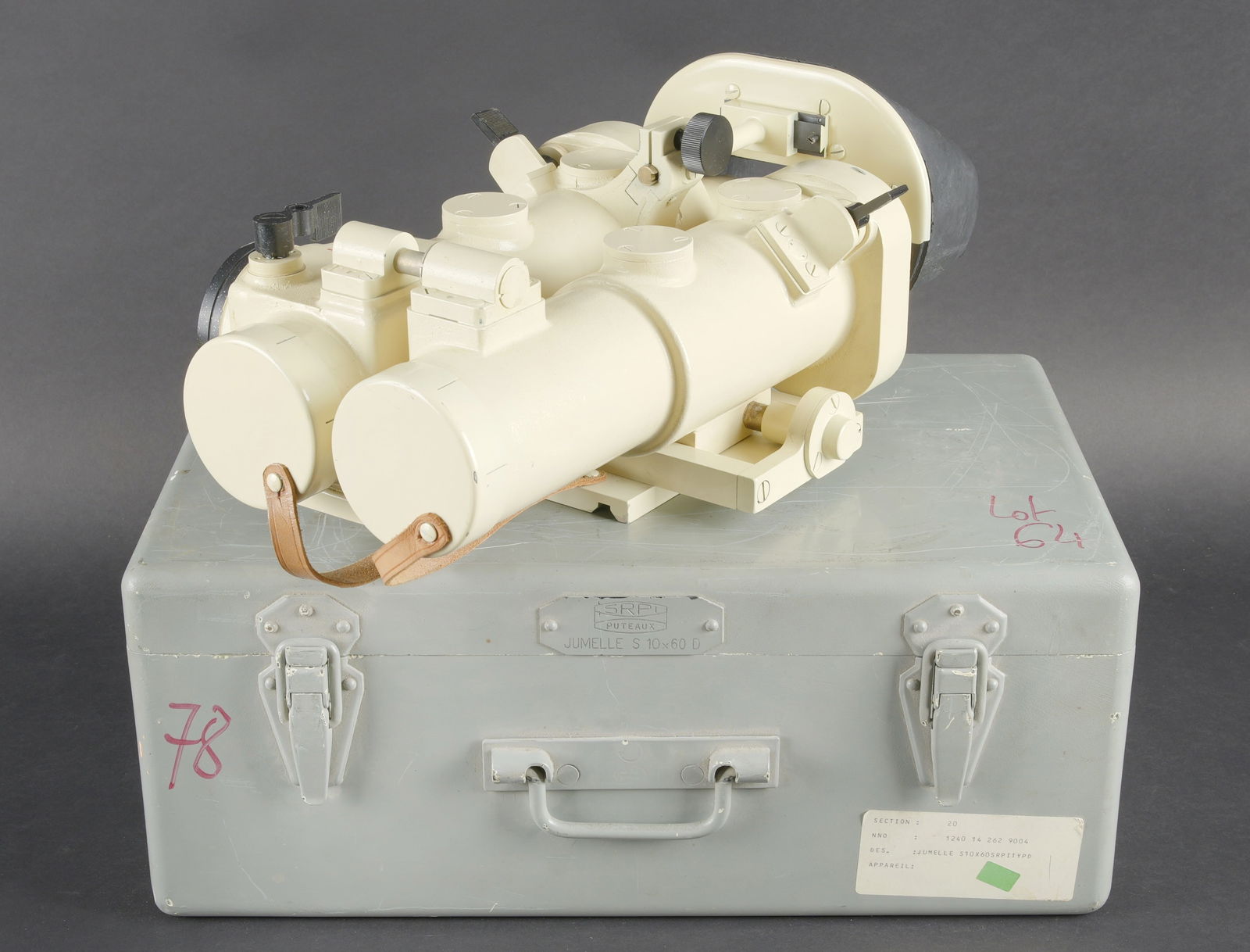 Jumelles francaise 10 x 60. French 10 × 60 binoculars.: Jumelles francaise 10 x 60. Belle caisse en metal. Peinture grise a 60%. La poignee de transport est presente. Etiquette de stock de domaine collee sur la caisse. Les crochets de fermeture sont