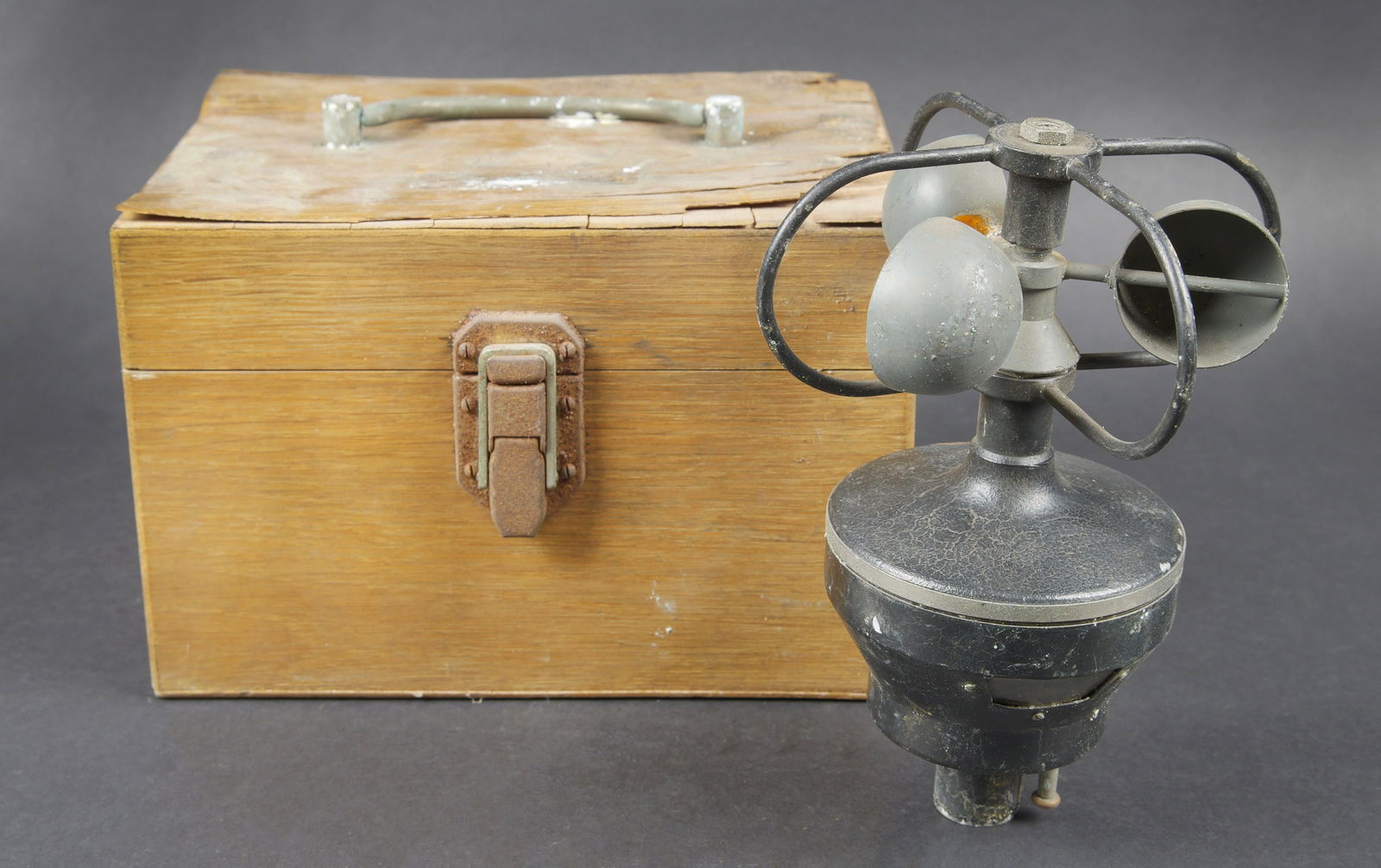 Anemometre de la Marine Nationale francaise. French Navy anemometer.: Anemometre de la Marine Nationale francaise. Boite en bois. Le couvercle est fortement use, et decolle par l humidite. Poignee de transport en metal. Le crochet de fermeture est present, mais oxyde.