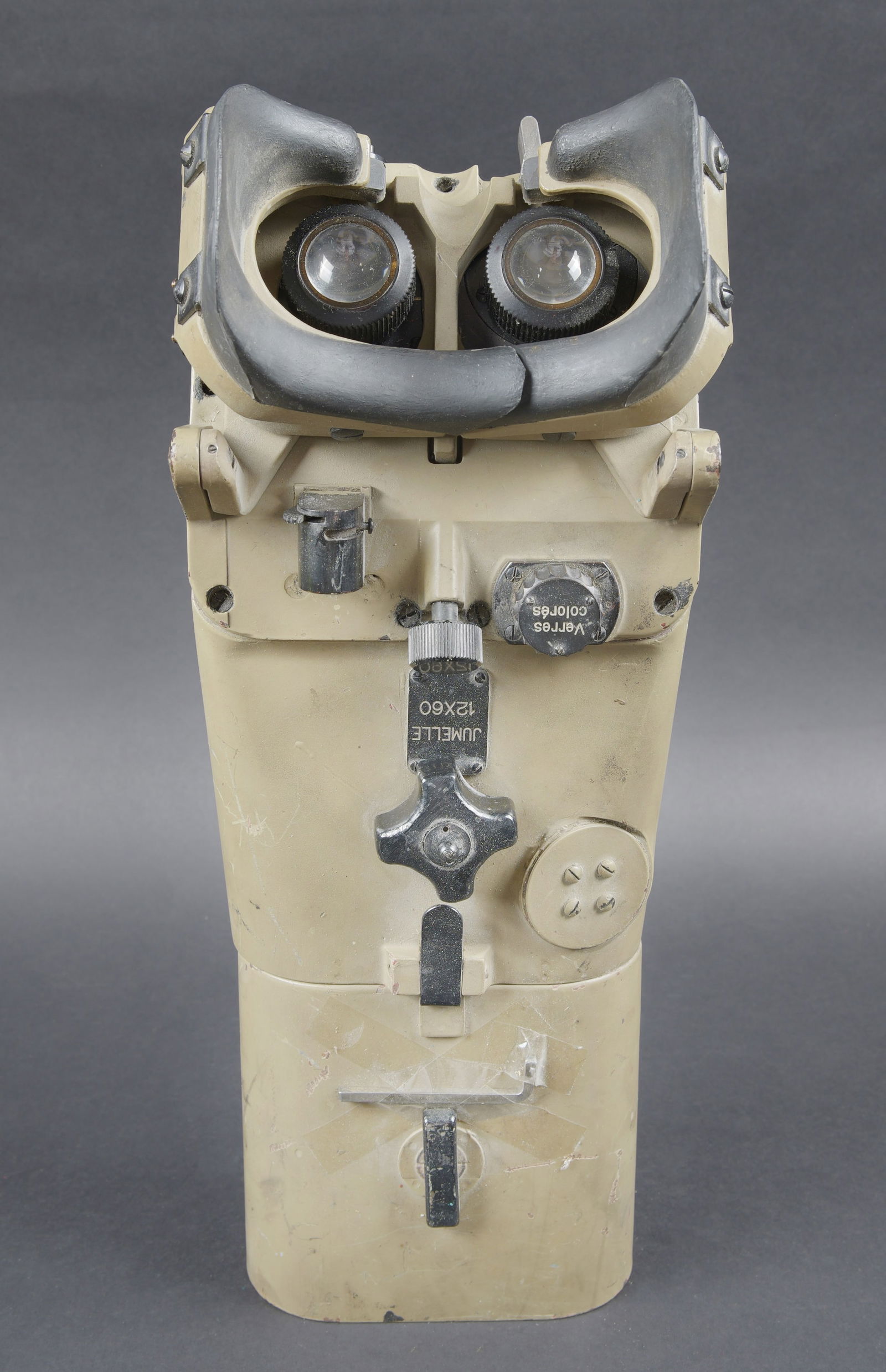 Lunette 12 x 60 reconditionnee armee francaise. French Army reconditioned 12 × 60 telescope.: Lunette 12 x 60, reconditionnee par l armee francaise. En metal. Couleur jaune sable a 90%. Le pare soleil est present, ainsi que la cle de reglage et de demontage. Toutes les plaques d origine ont