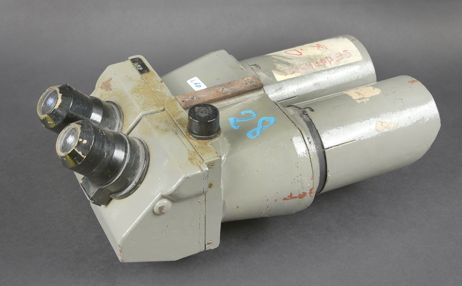 Jumelles 10 x 80. 10 × 80 binoculars.: Jumelles 10 x 80 reconditionnee par l armee francaise. En metal. Peinture grise typique de la Marine francaise. Toutes les pieces mobiles sont fonctionnelles. Les pares soleils sont presents.