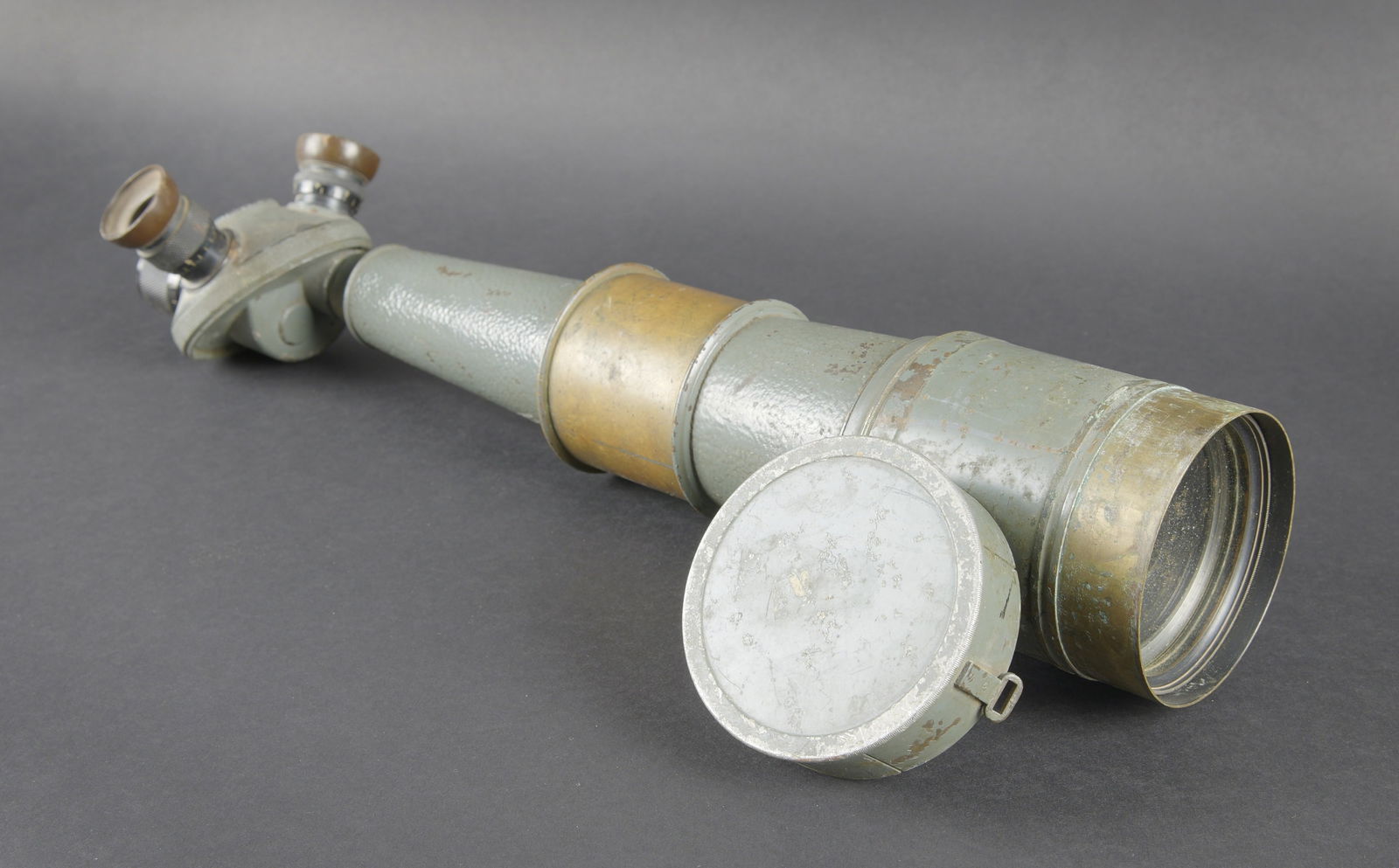 Lunette de visee marine, artillerie francaise de la Premiere Guerre, fabriquee par E. Krauss. French: Lunette de visee marine artillerie francaise de la Premiere Guerre, fabriquee par E. Krauss. En laiton, couleur grise a 70%. Fabrication E Krauss Paris, grossissement X15, numero de serie X9704.