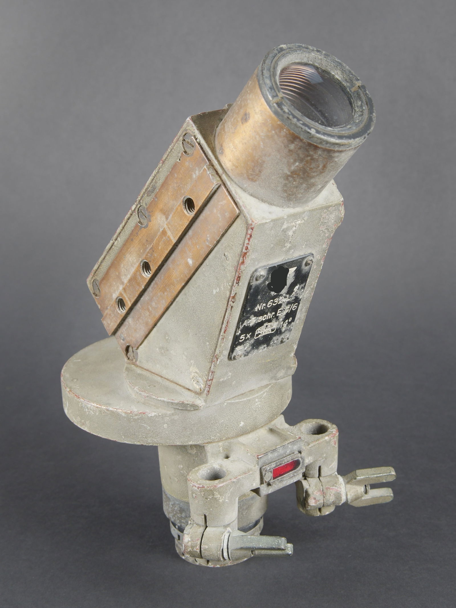 Lunette de tir KM. KM aiming telescope.: Lunette de tir de la marine de guerre des forces de l axe. En metal. Peinture gris bateau presentant des traces d oxydation. Quelques accessoires sont manquants. Toutes les pieces mobiles sont