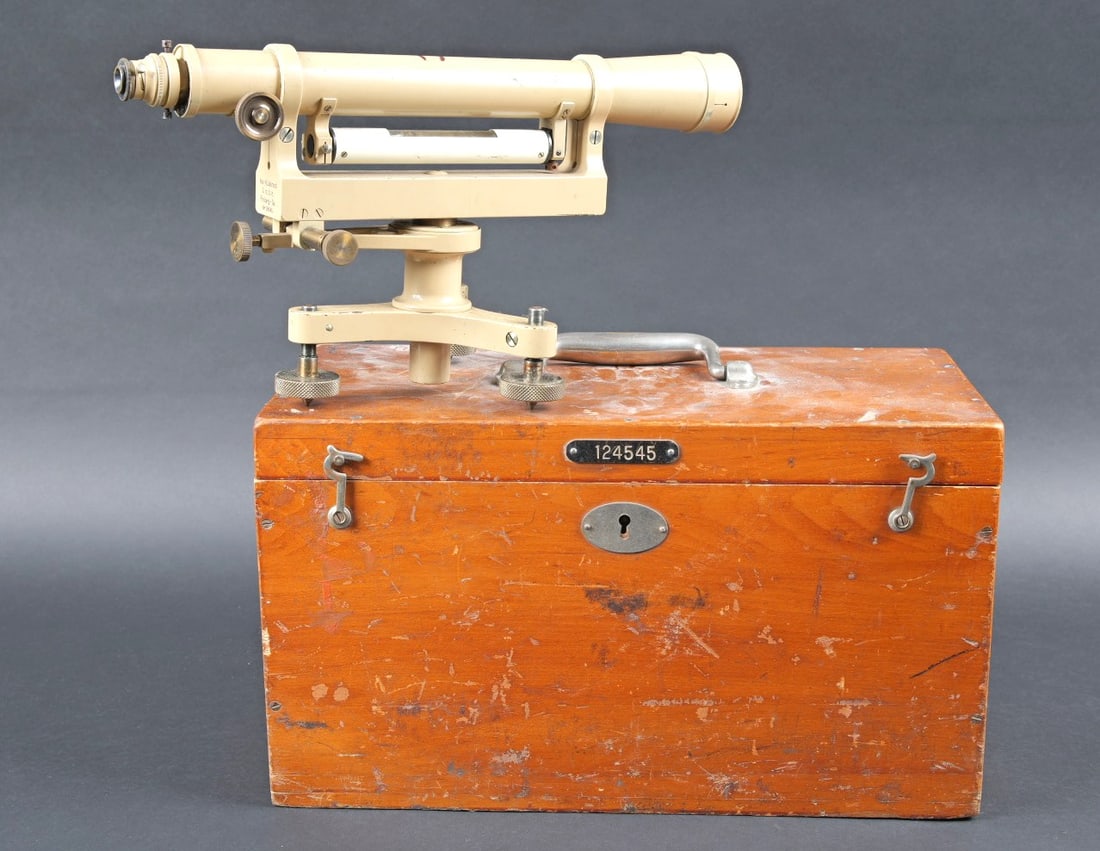 Nivellierinstrument Max Hildebrand. Max Hildebrand levelling instrument. (1 of 17)