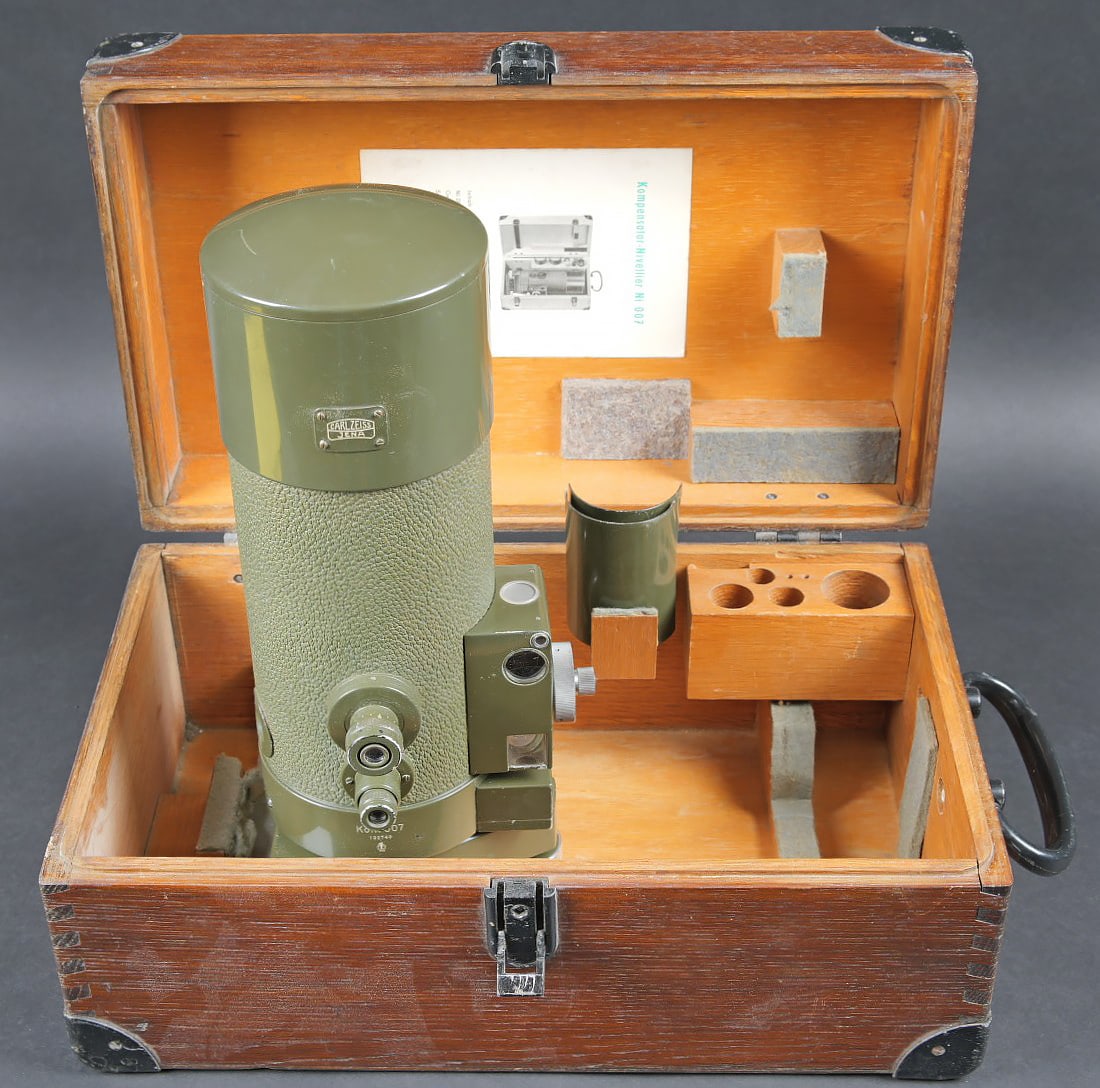 Kompensator Nivellier NI 007. Kompensator Nivellier NI 007.: Kompensator Nivellier NI 007. Belle caisse en bois avec renfort en metal. La poignee de transport est presente. Le crochet de fermeture est fonctionnel. Les cales interne sont presentes et