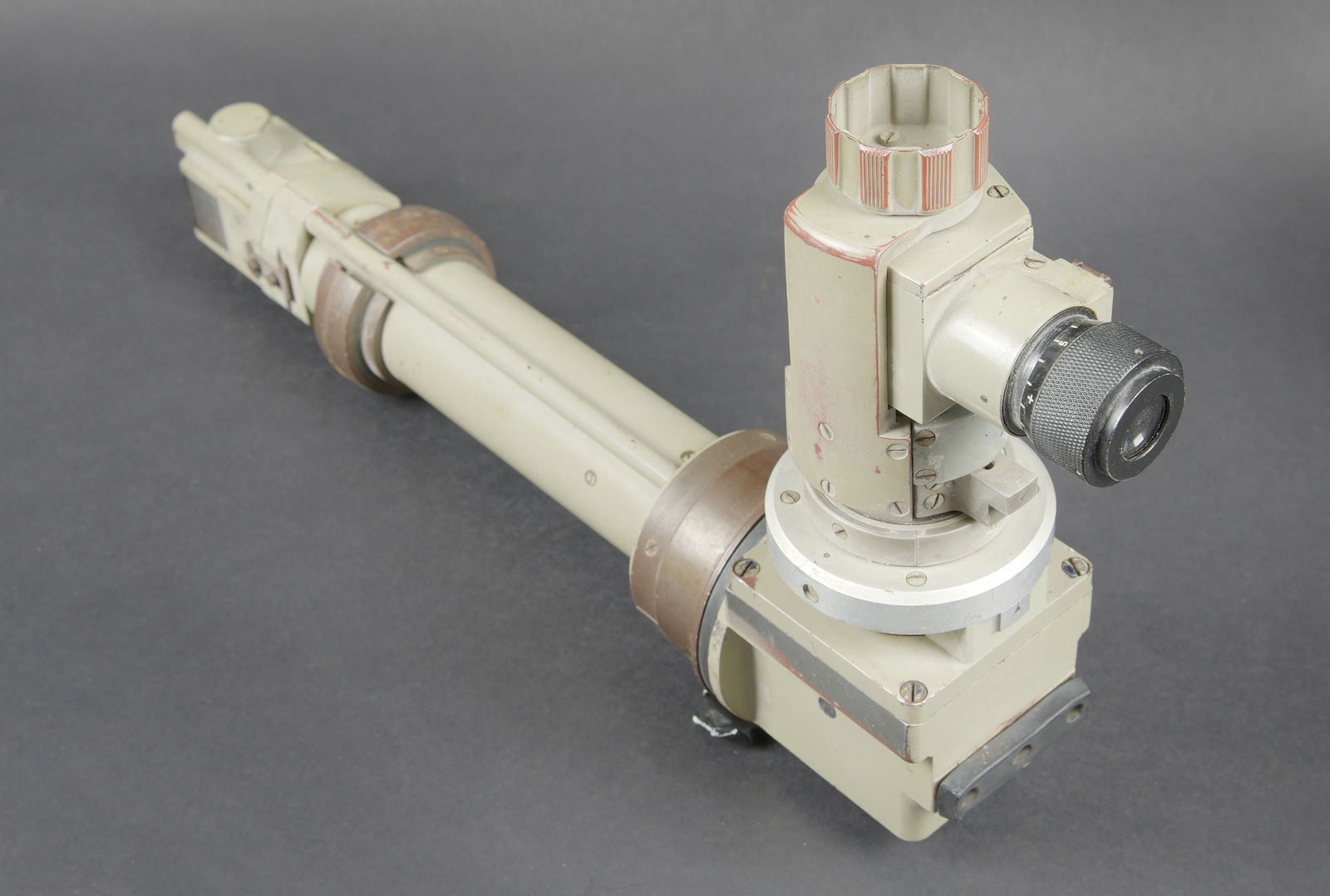 Lunette de coupole blindee ou de char PZBWF8. Armoured cupola or tank sight for Pz.B.W.F.8.: Lunette de coupole blindee ou de char PZBWF8. Modele pour les epaisseur de bunker de 25 cm. En metal. Peinture grise a 80%. Les miroirs sont complets. L appui tete est absent. Toutes les pieces