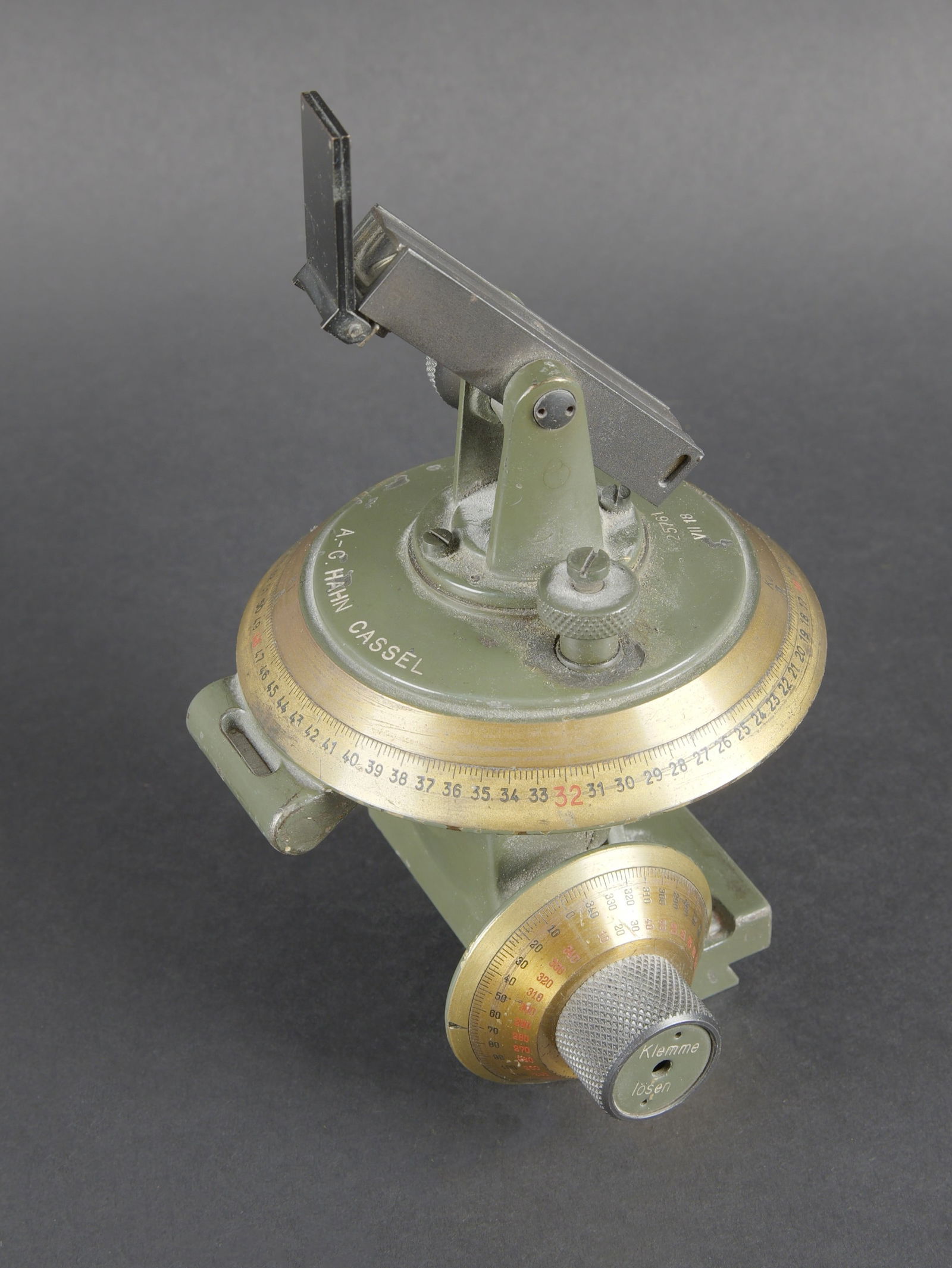 Instrument d artillerie. Artillery instrument.: Instrument d artillerie. En metal. Peinture kaki a 85%. Marquages AG Hahn Cassel 25761 VII 18. Niveau a bulle non fonctionnel. Toutes les pieces mobiles sont fonctionnelles. Optique claire disposant