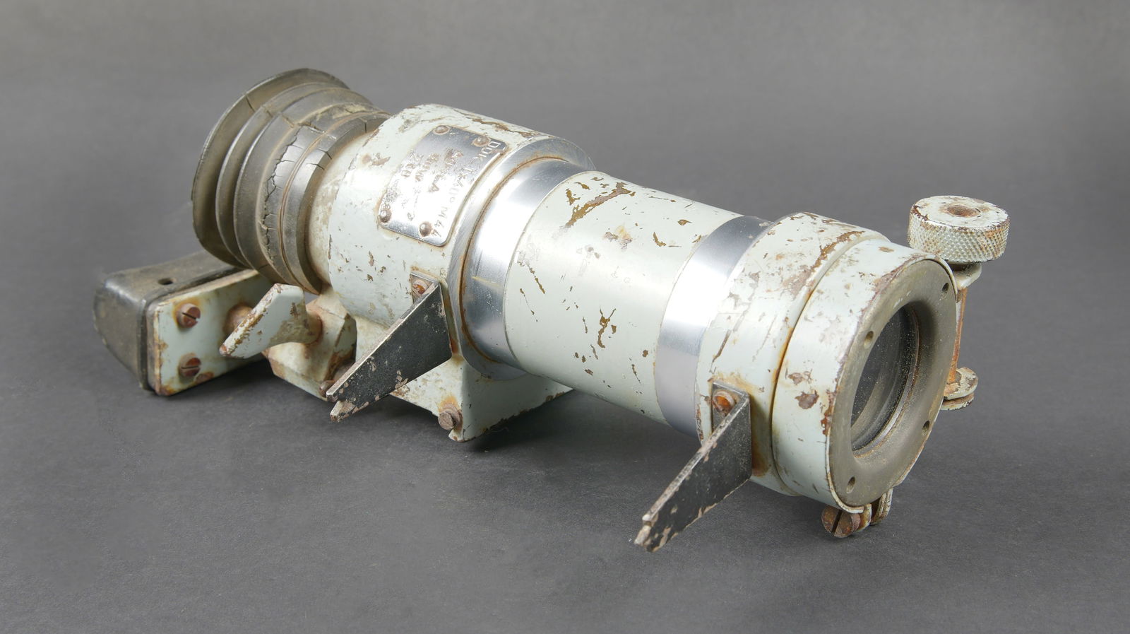 Lunette de canon M44 DNW. M44 DNW gun sight.: Lunette de canon M44 DNW. En metal. Peinture gris bateau pouvant correspondre a la marine de guerre des forces de l axe, a 70%. Bonnette en caoutchouc complete, mais presentant des craquelures et fiss