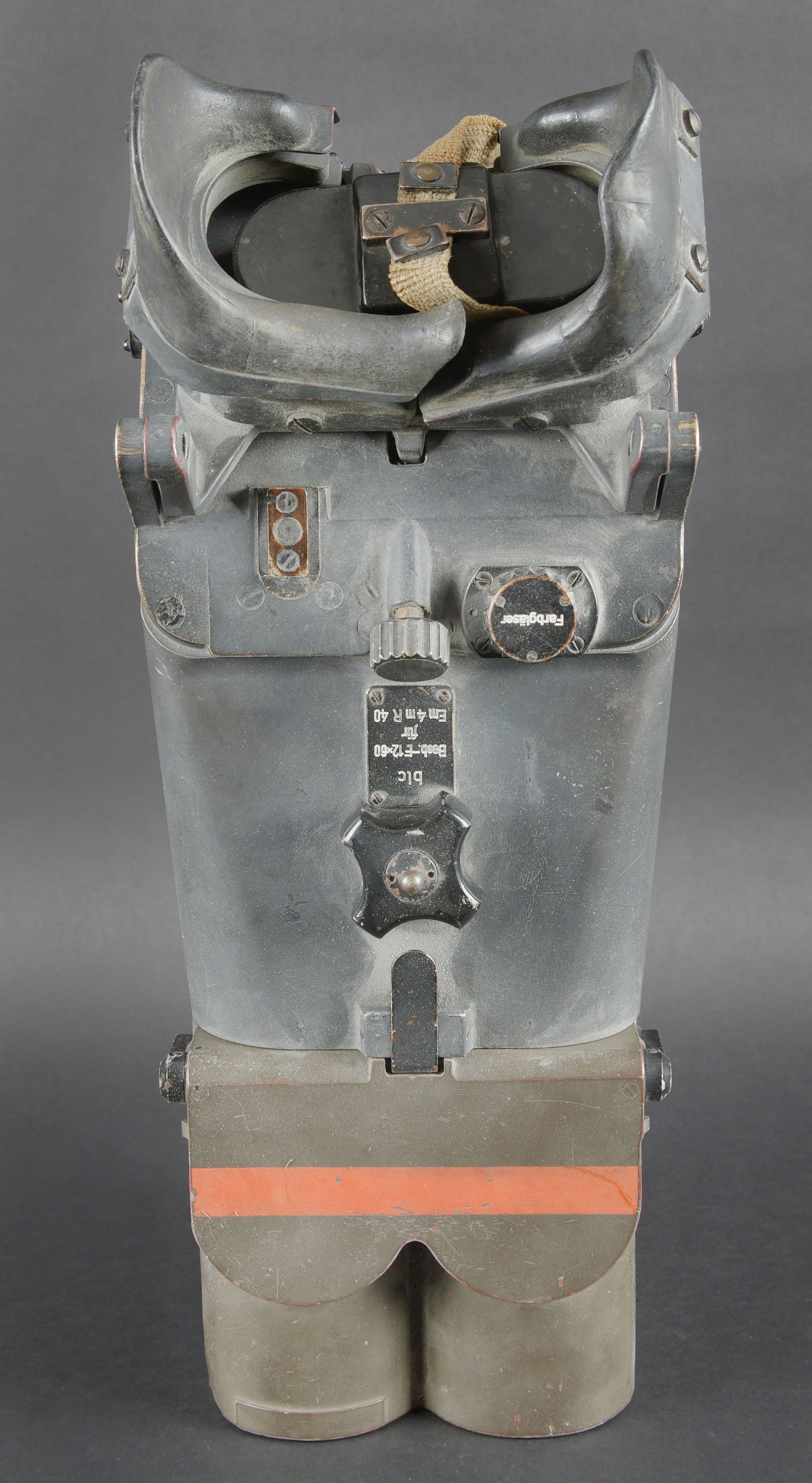 Binoculaire d observation WH 12 x 60. WH 12 × 60 observation binoculars.: Binoculaire d observation WH 12 x 60. Ces jumelles ont ete utilisees avec le telemetre 4m R40 dans les batteries anti-aerienne lourde. En metal. Peinture Feldgrau d origine a 80%. Tres belle bande rou