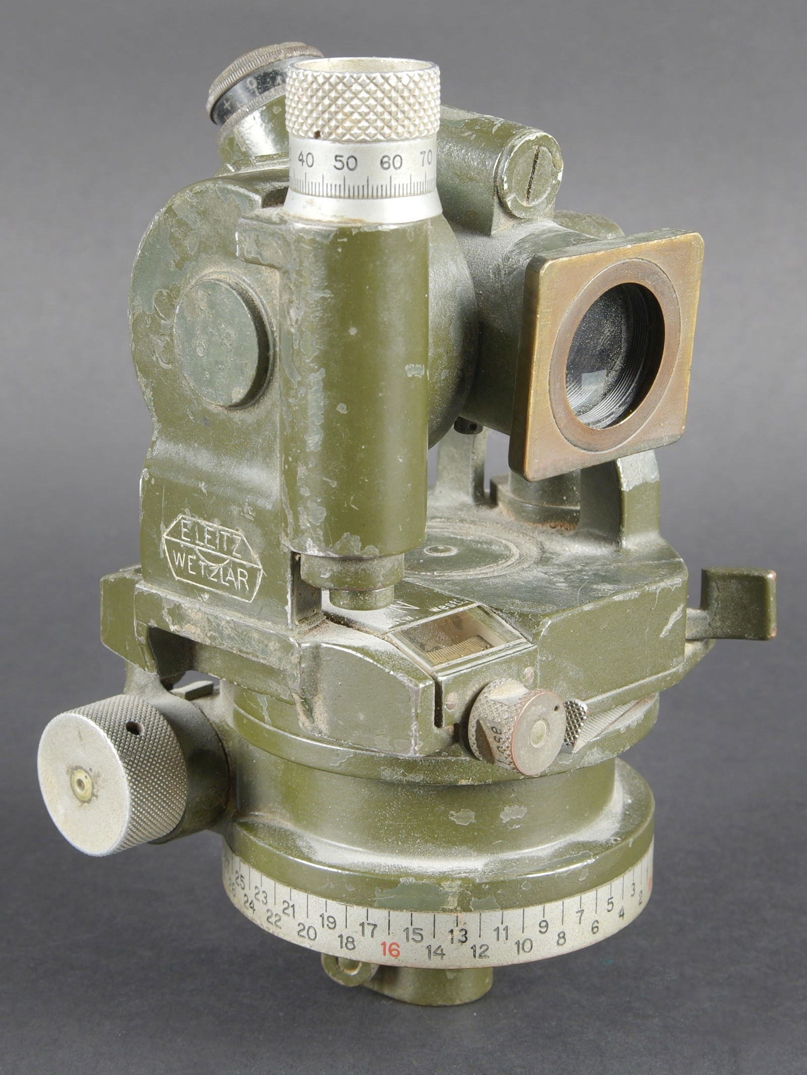 Theodolite Wetzlar. Wetzlar theodolite: Theodolite Wetzlar. En metal. Peinture kaki a 70%. Toutes les pieces mobiles sont fonctionnelles. Fabrication E Leitz Wetzlar. Numero 209. Optique graduee en parfait etat. A noter une certaine usure e