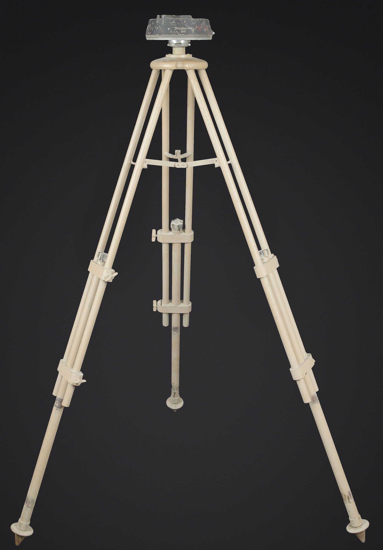 Trepied de binoculaire WH. WH binocular tripod: Trepied de binoculaire WH. En metal. Grand modeles. Pieds telescopiques. Peinture jaune sable a 80%. Peinture probablement posterieure. Toutes les pieces mobiles sont fonctionnelles. Les marquages son