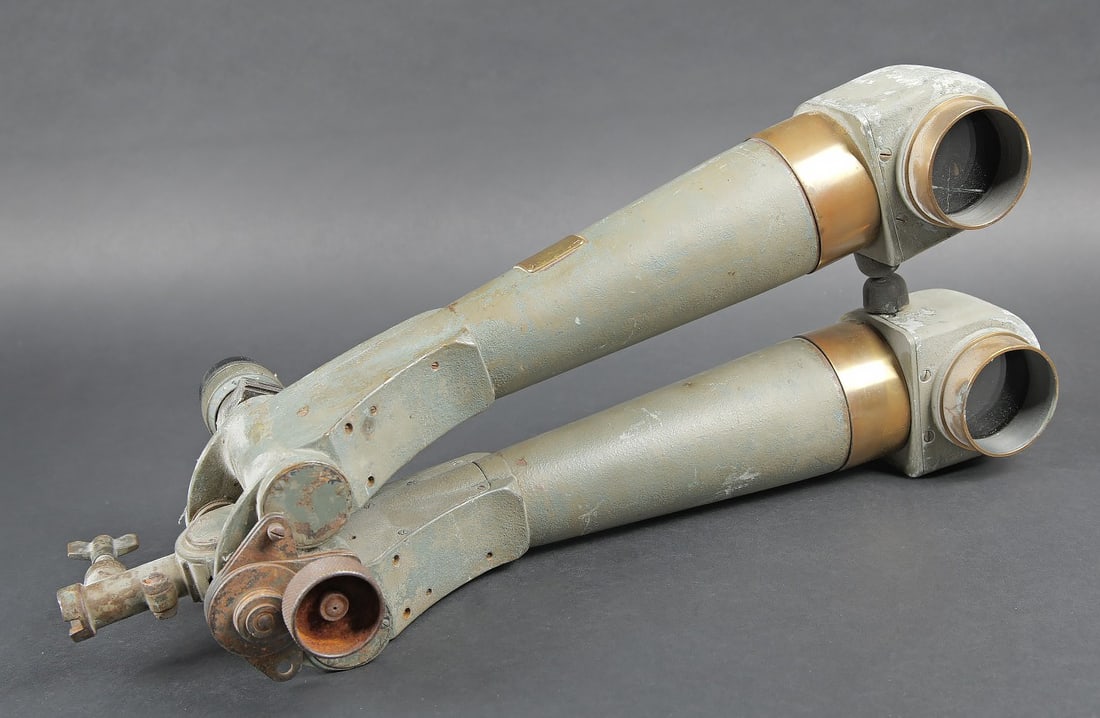 Binoculaire Fussartillerie SF 14. Fussartillerie SF 14 binoculars: Binoculaire Fussartillerie SF 14. En metal. Peinture grise a 70%. Plaques en laiton marquees CP Goerz Berlin Fussartillerie SF 2639 Kiemme Losen bevor Arme Br west Werden. Une lentille est fendue. Opt