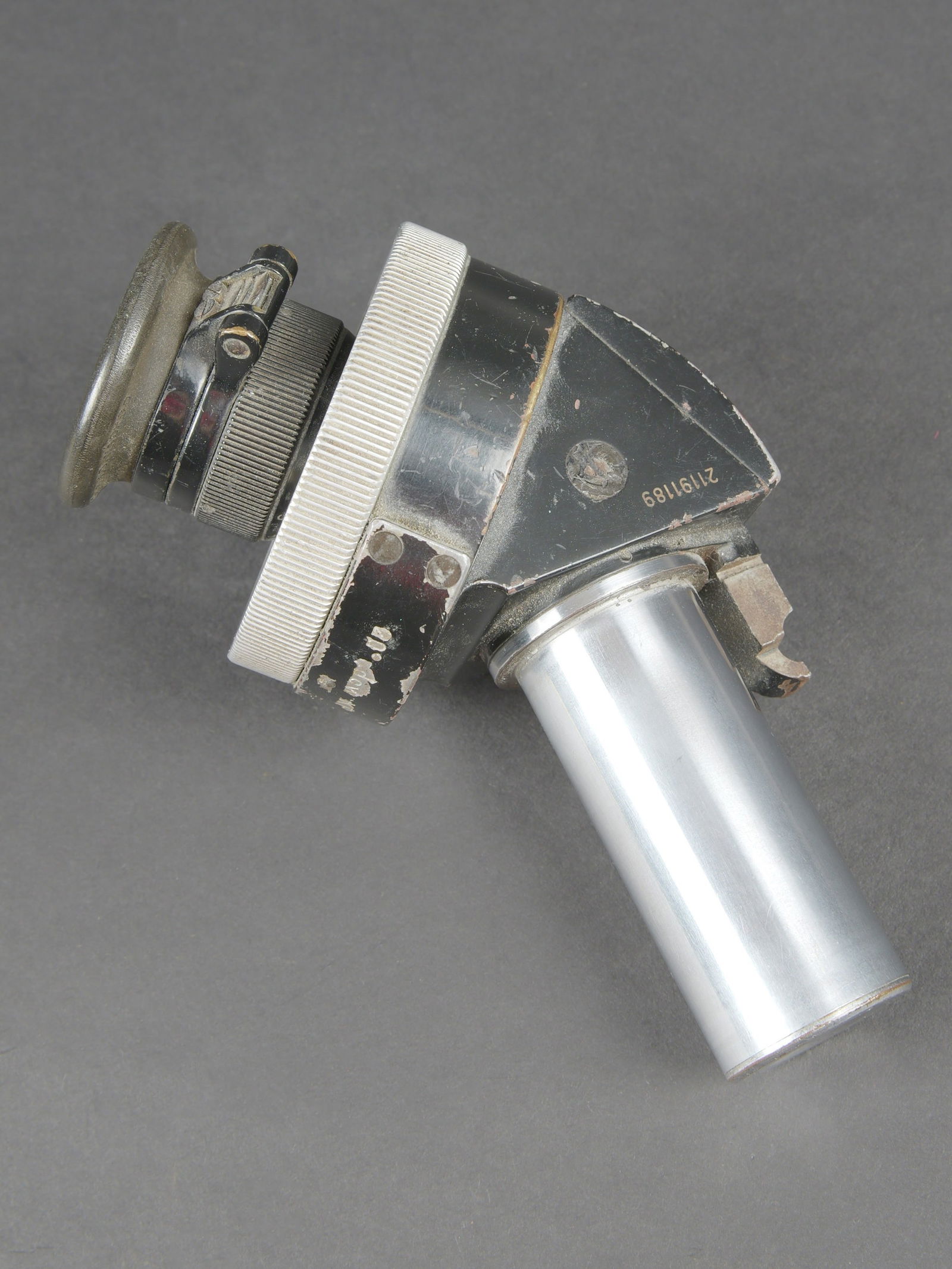 Optique de visee Pak 4,7 cm. Pak 4.7 cm aiming optic: Optique de visee Pak 4,7 cm. En metal. Peinture noire a 70%. Toutes les pieces mobiles sont fonctionnelles. Marquages 4,7 cm Pak (t) 20 dcv KF 2,5 X. Numero 21191189. Bonnette en caoutchouc noir amovi