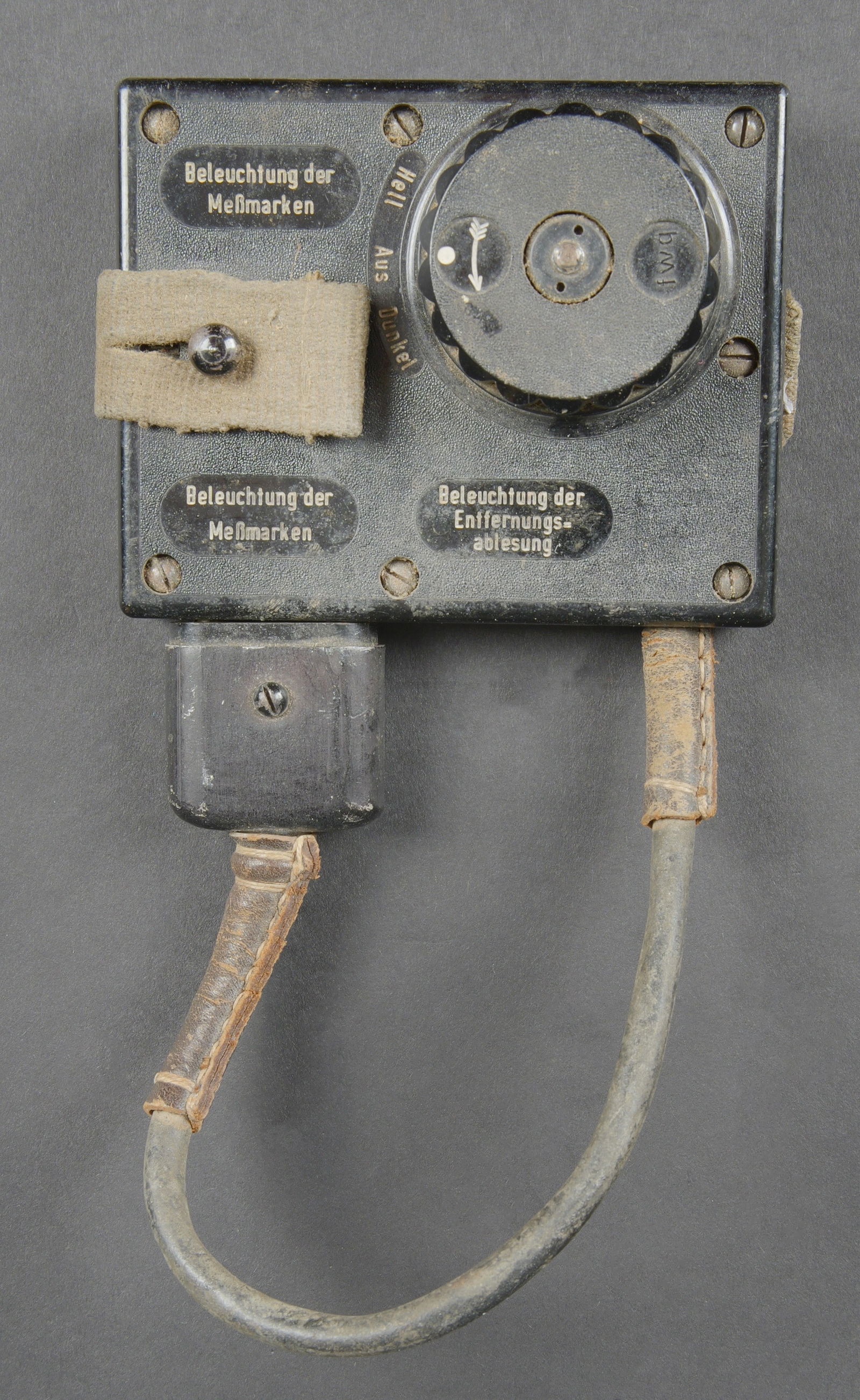 Variateur pour systeme d illumination de telemetre WH. Variable control unit for WH rangefinder: Variateur pour systeme d illumination de telemetre WH. Boitier en bakelite. Nombreuses positions possibles. Le bouton est fonctionnel. La sangle de fixation est presente. Cable et prise complet. Fabri