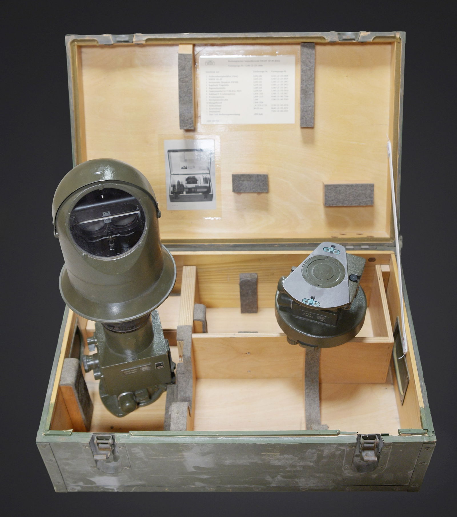 RWDF 14. RWDF 14: RWDF 14 10 x 50. Belle caisse en bois. Peinture Feldgrau a 70%. Les poignees de transport sont presentes. Les crochets de fermeture sont fonctionnels. Nombreuses etiquettes postales sur le couvercle.