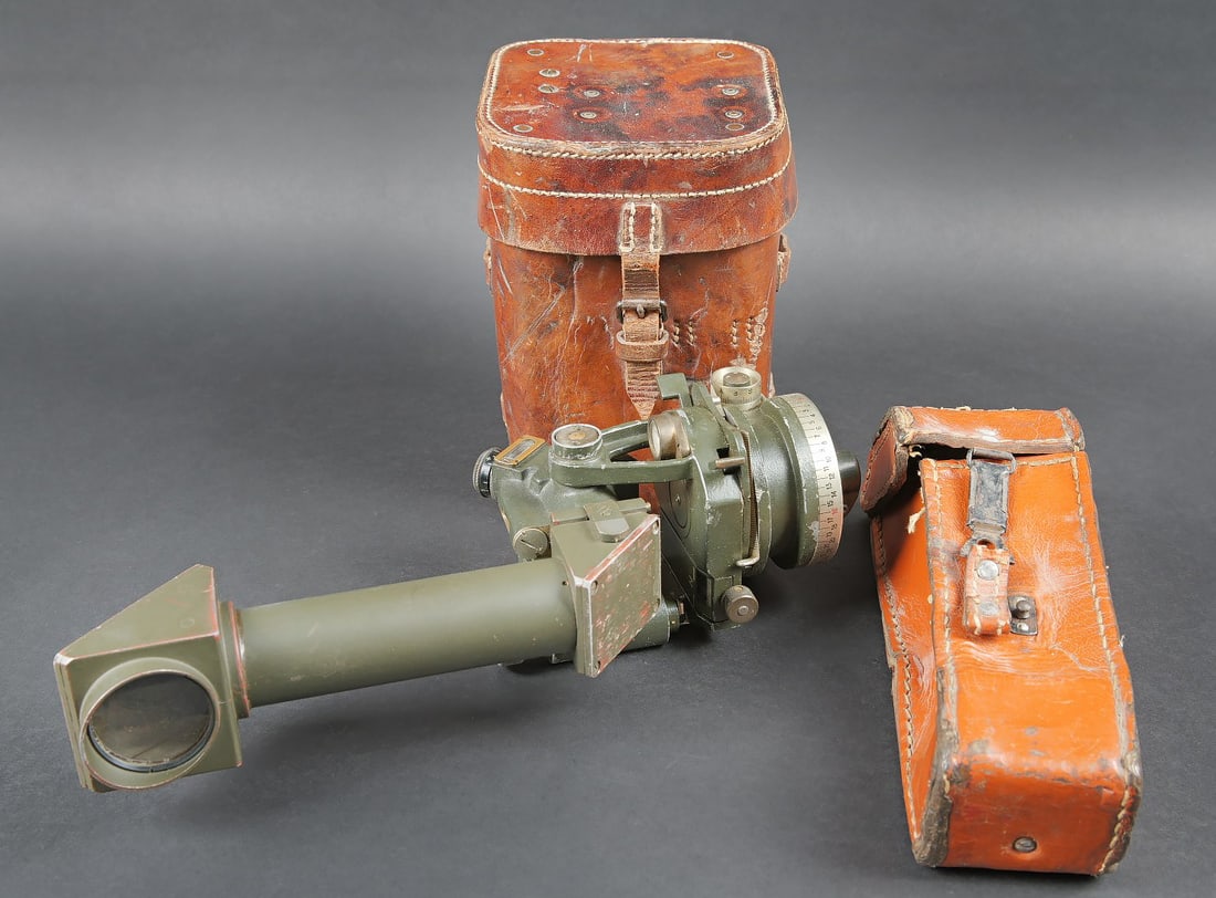 Optiques WH. WH optics.: Ensemble d optique WH. Comprenant une relique de housse de monoculaire en epais cuir marron, nombreuses coutures defaites. Fermeture fonctionnelle, sans marquages visibles. Monoculaire en metal, peint