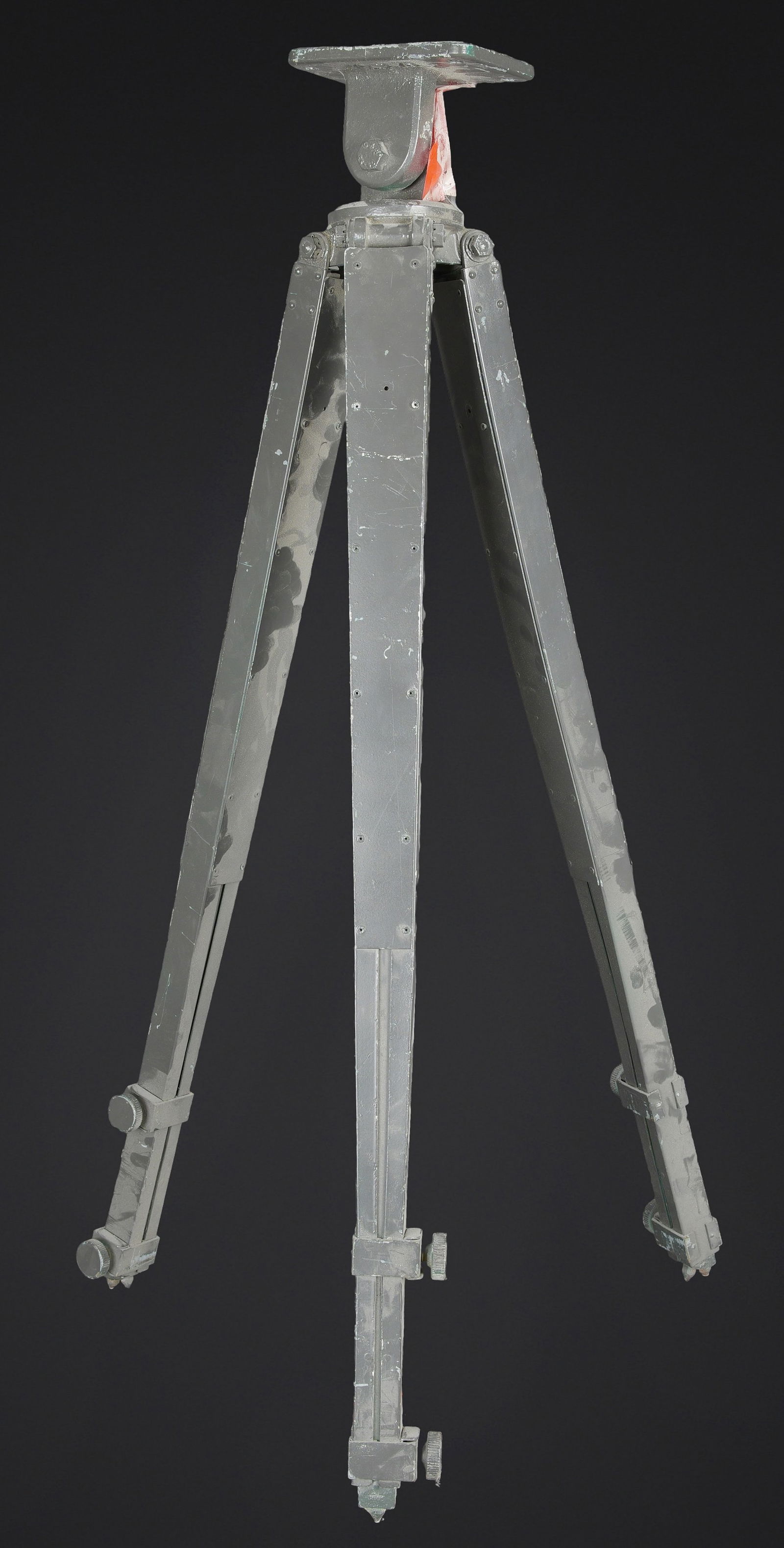 Trepied d optique 10 x 70. 10 x 70 optic tripod.: Trepied d optique 10 x 70. Les pieds sont telescopiques et en metal. Trois pointes de fixation au sol. Toutes les pieces mobiles sont fonctionnelles. Support d optique en epais metal. Marque 10 x 70.